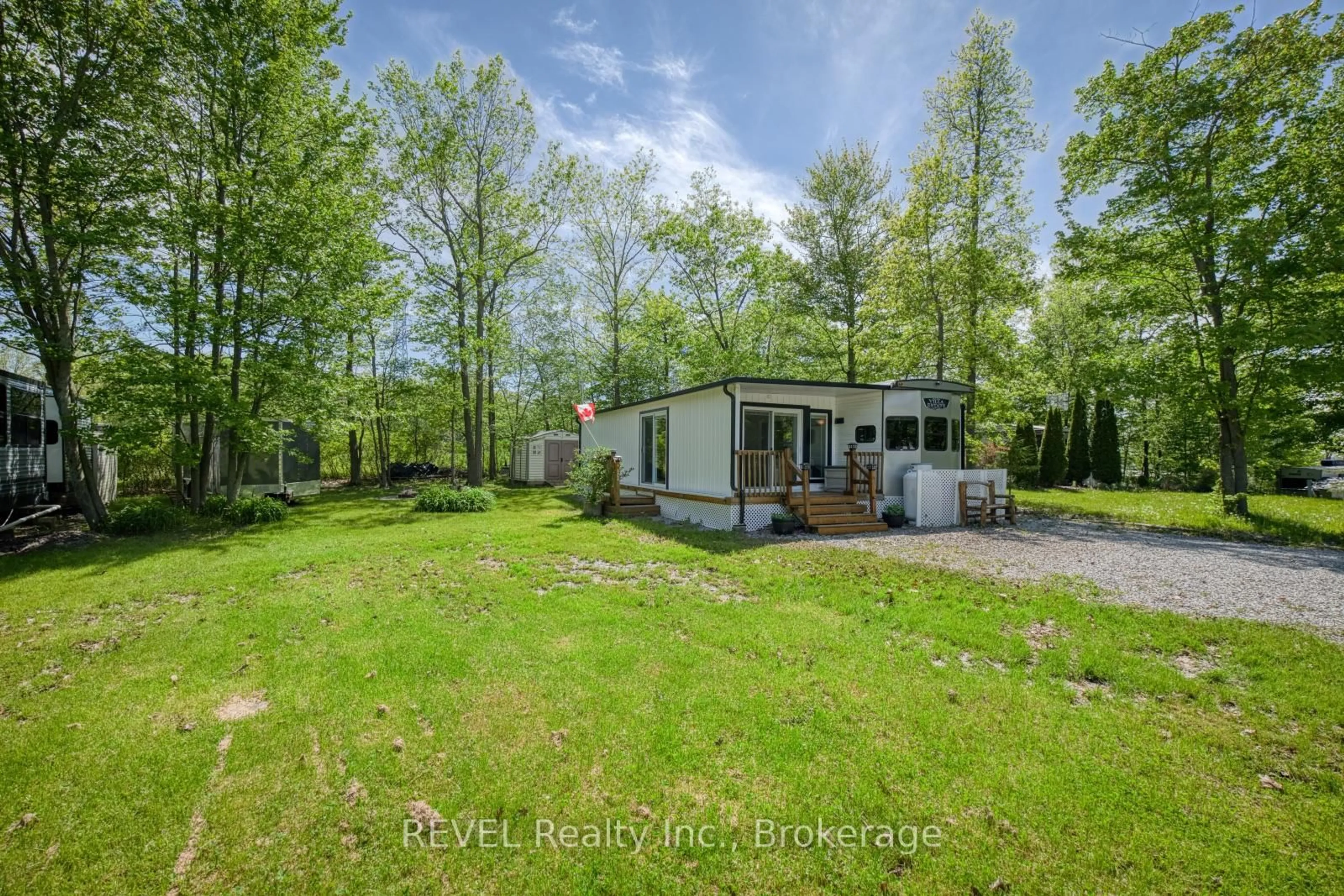 A pic from outside/outdoor area/front of a property/back of a property/a pic from drone, water/lake/river/ocean view for 2325 Victoria Ave #11, Pelham Ontario L0S 1C0