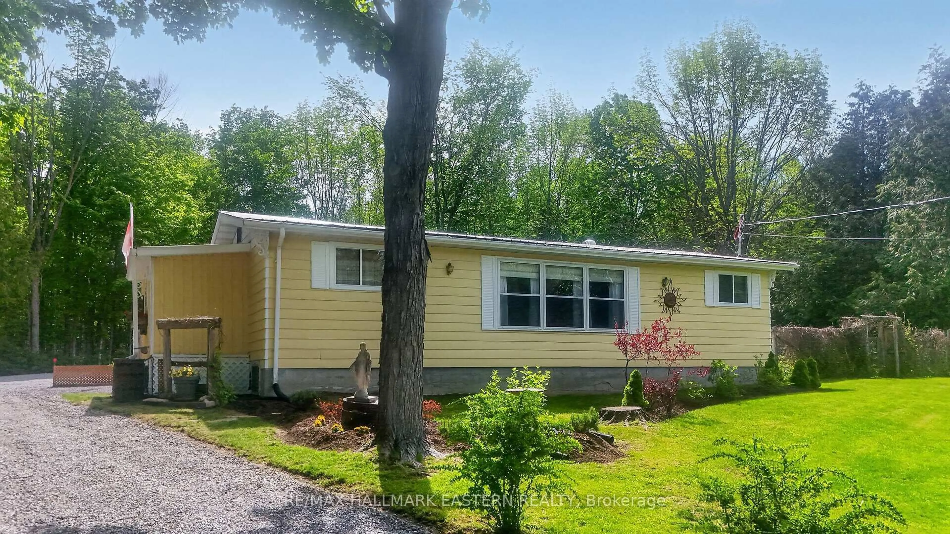 Home with vinyl exterior material, street for 76 Franklin St, Curve Lake First Nation 35 Ontario K0L 1R0