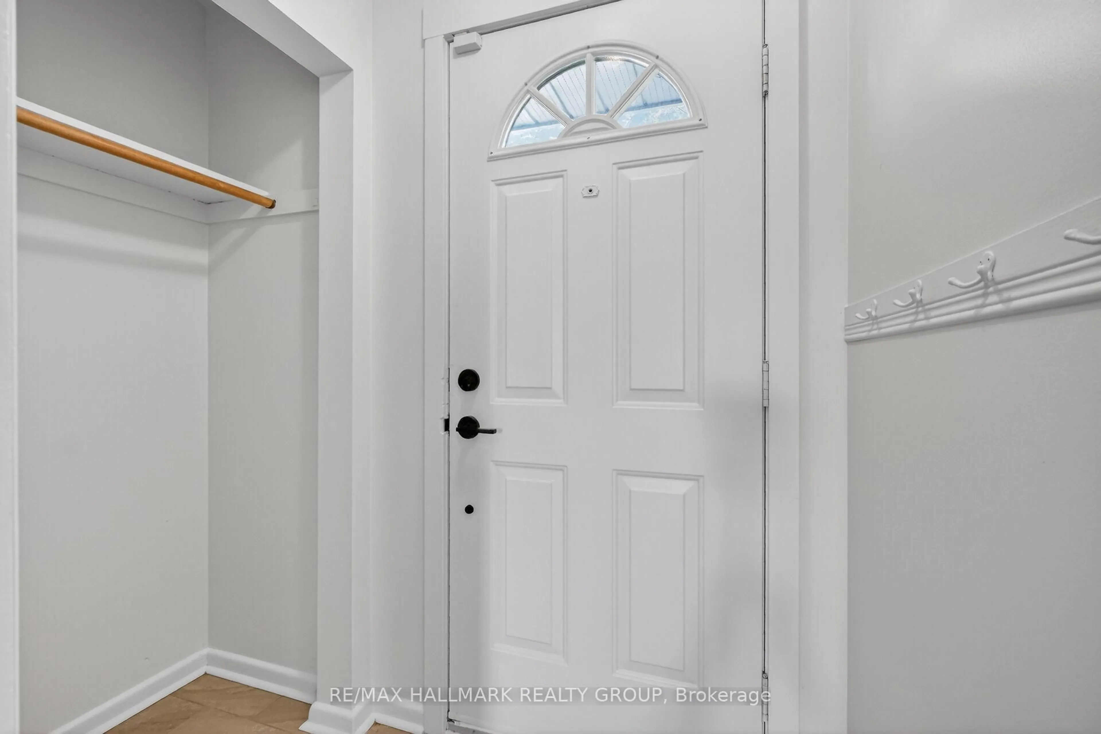 Indoor entryway for 1286 Bonnie Cres, Ottawa Ontario K2C 2A2