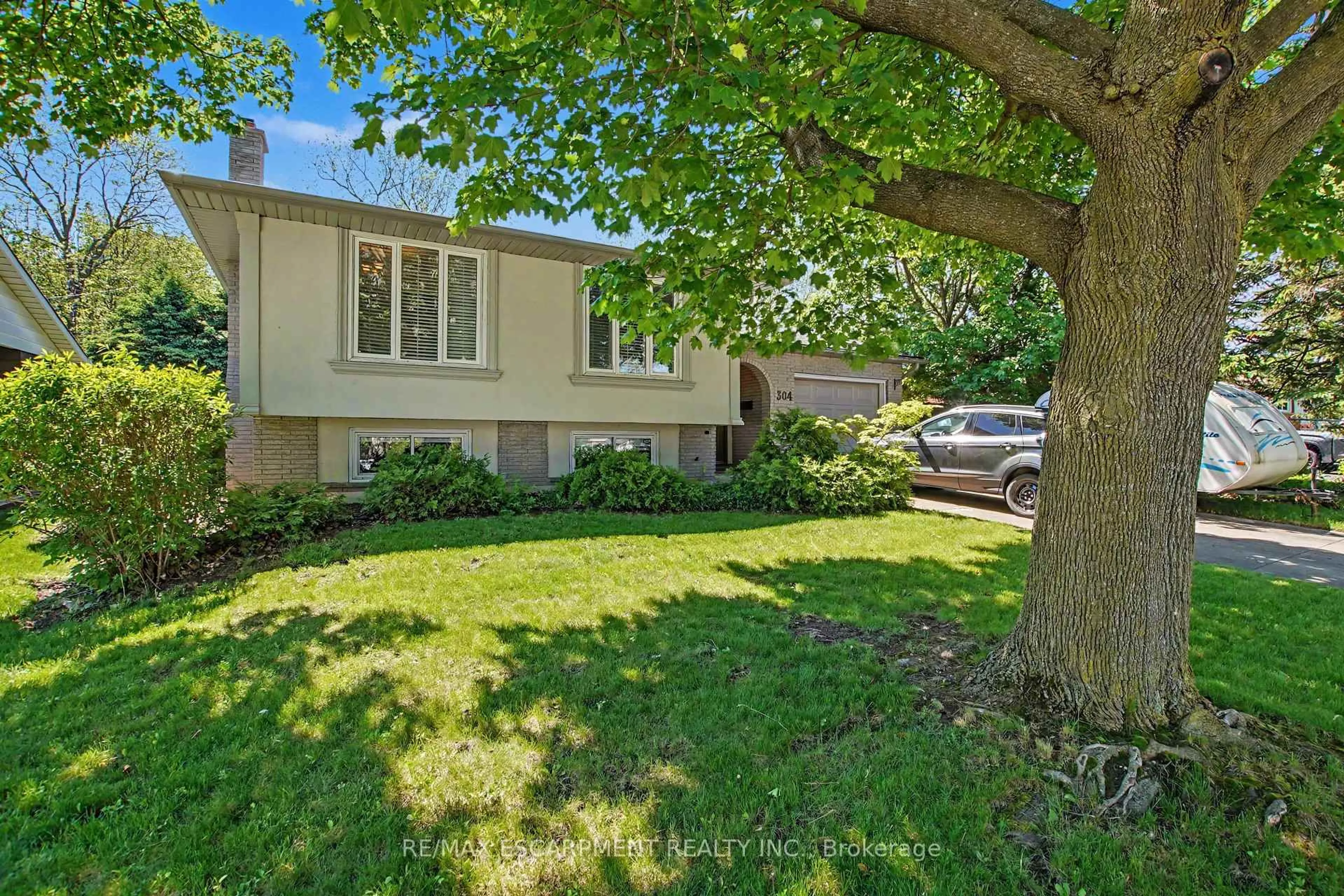 A pic from outside/outdoor area/front of a property/back of a property/a pic from drone, street for 304 St Andrews Dr, Hamilton Ontario L8K 5K4