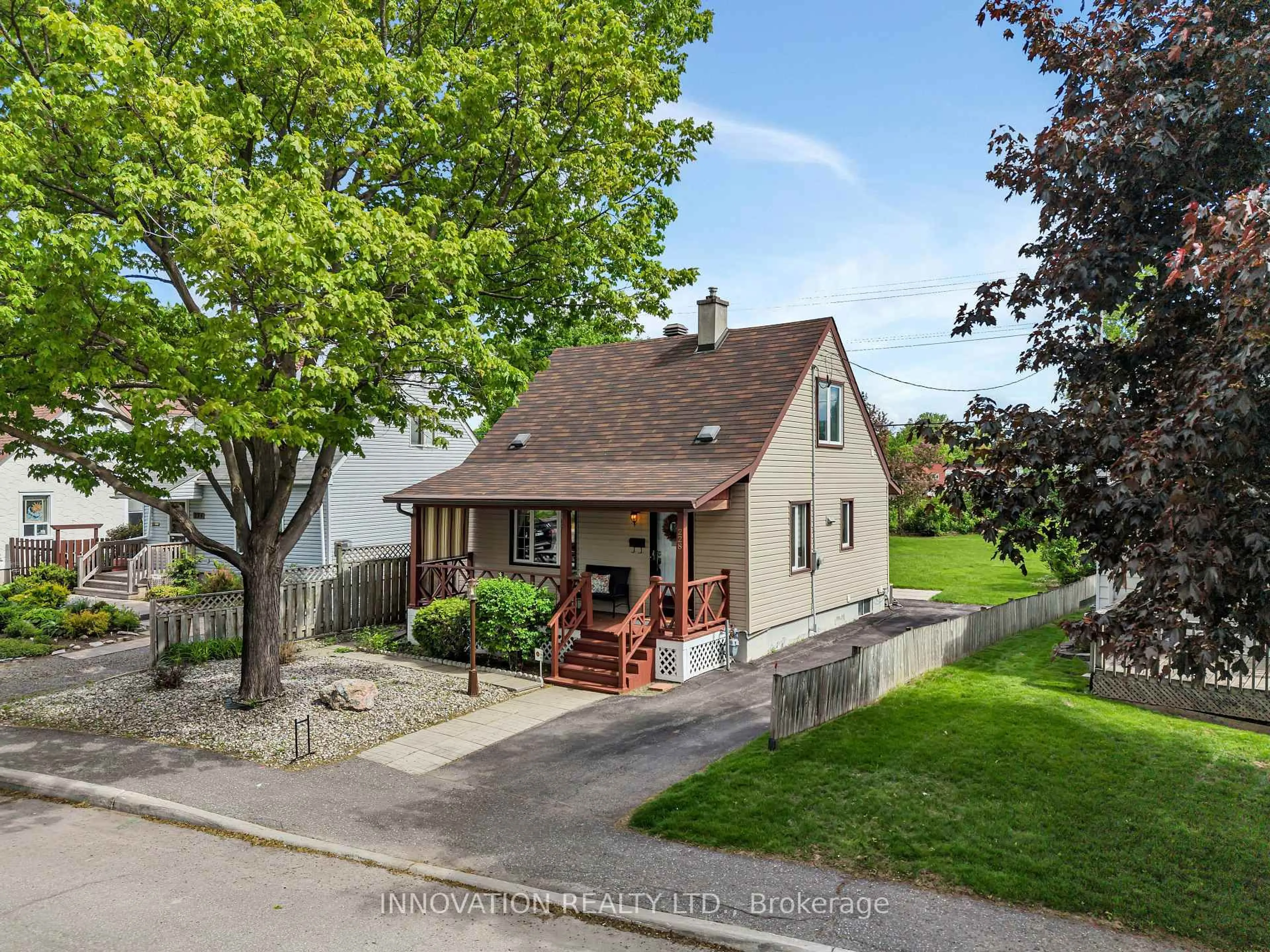 A pic from outside/outdoor area/front of a property/back of a property/a pic from drone, street for 228 Crerar Ave, Ottawa Ontario K1Z 7P3