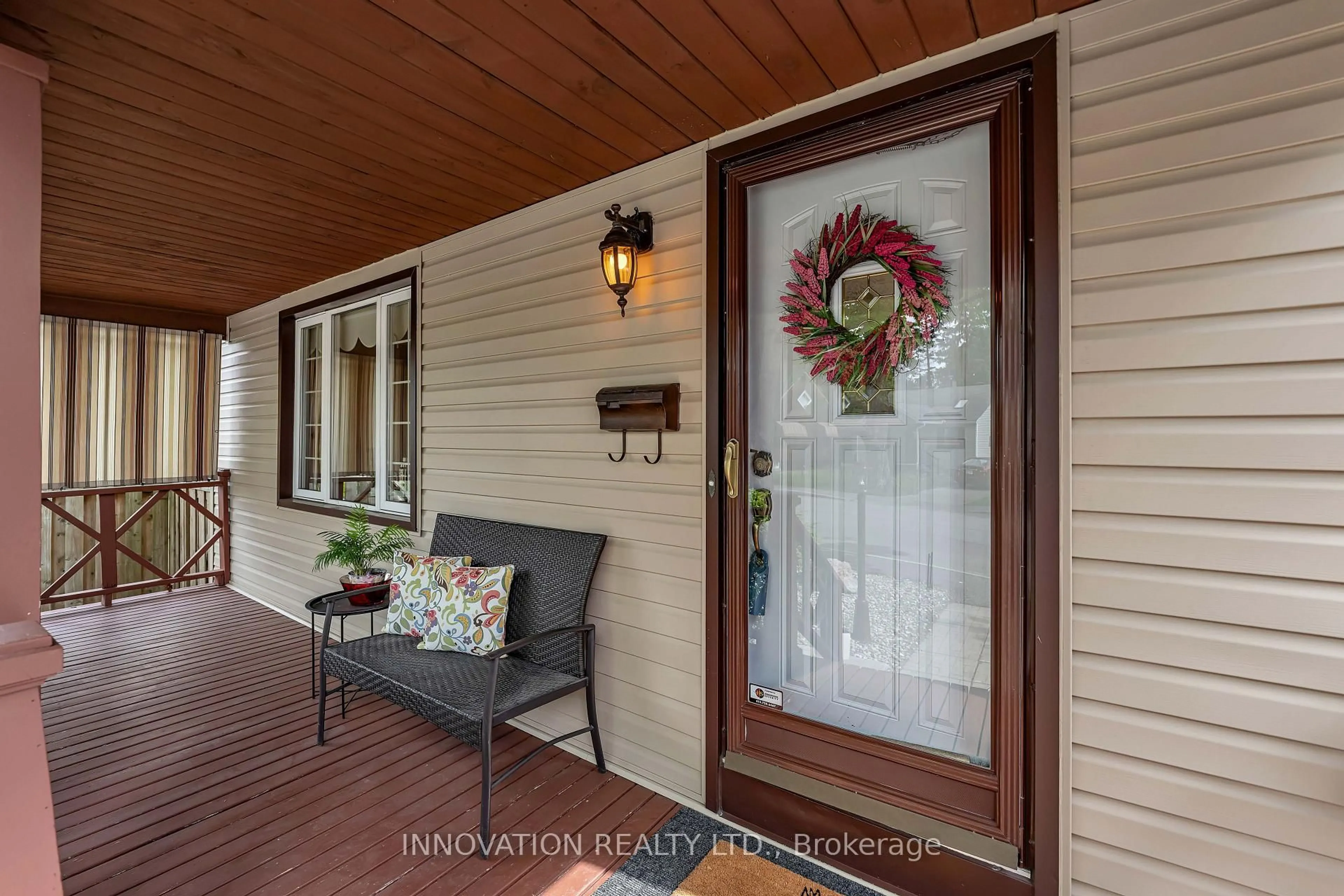 Indoor entryway for 228 Crerar Ave, Ottawa Ontario K1Z 7P3
