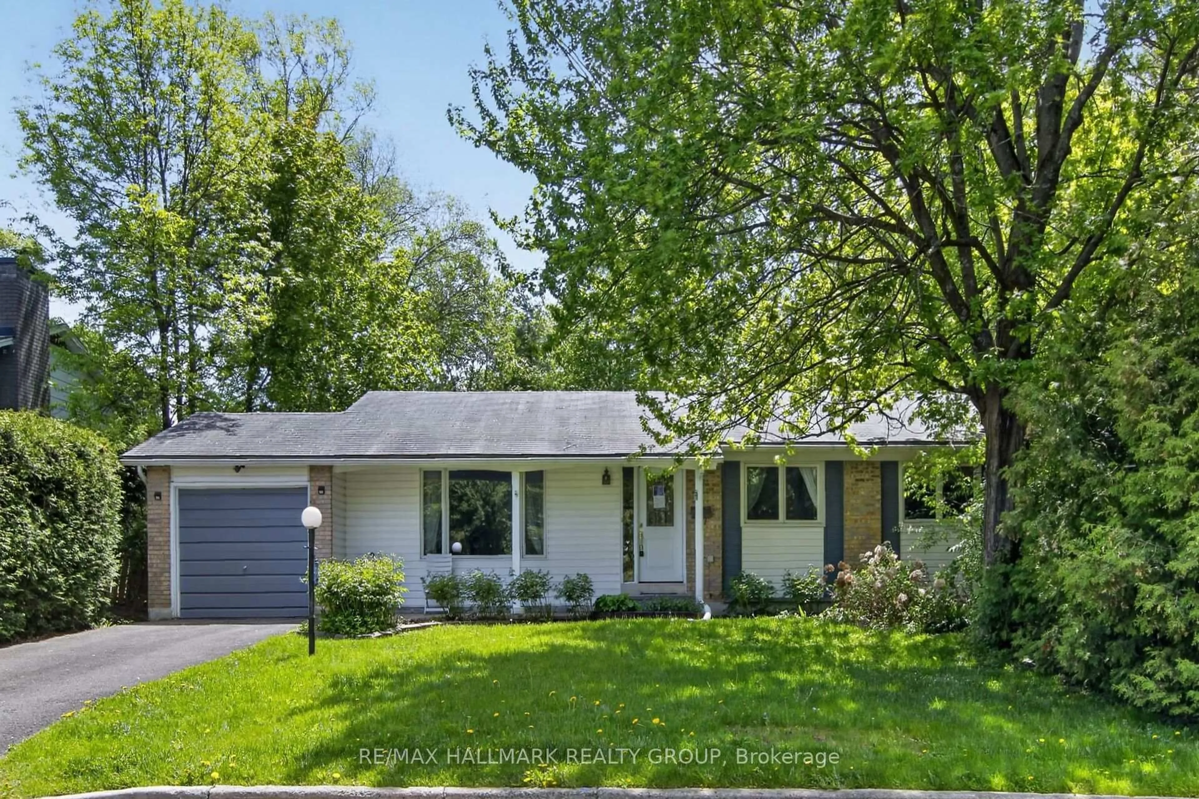 Home with vinyl exterior material, street for 41 Parkmount Cres, Ottawa Ontario K2H 5T3