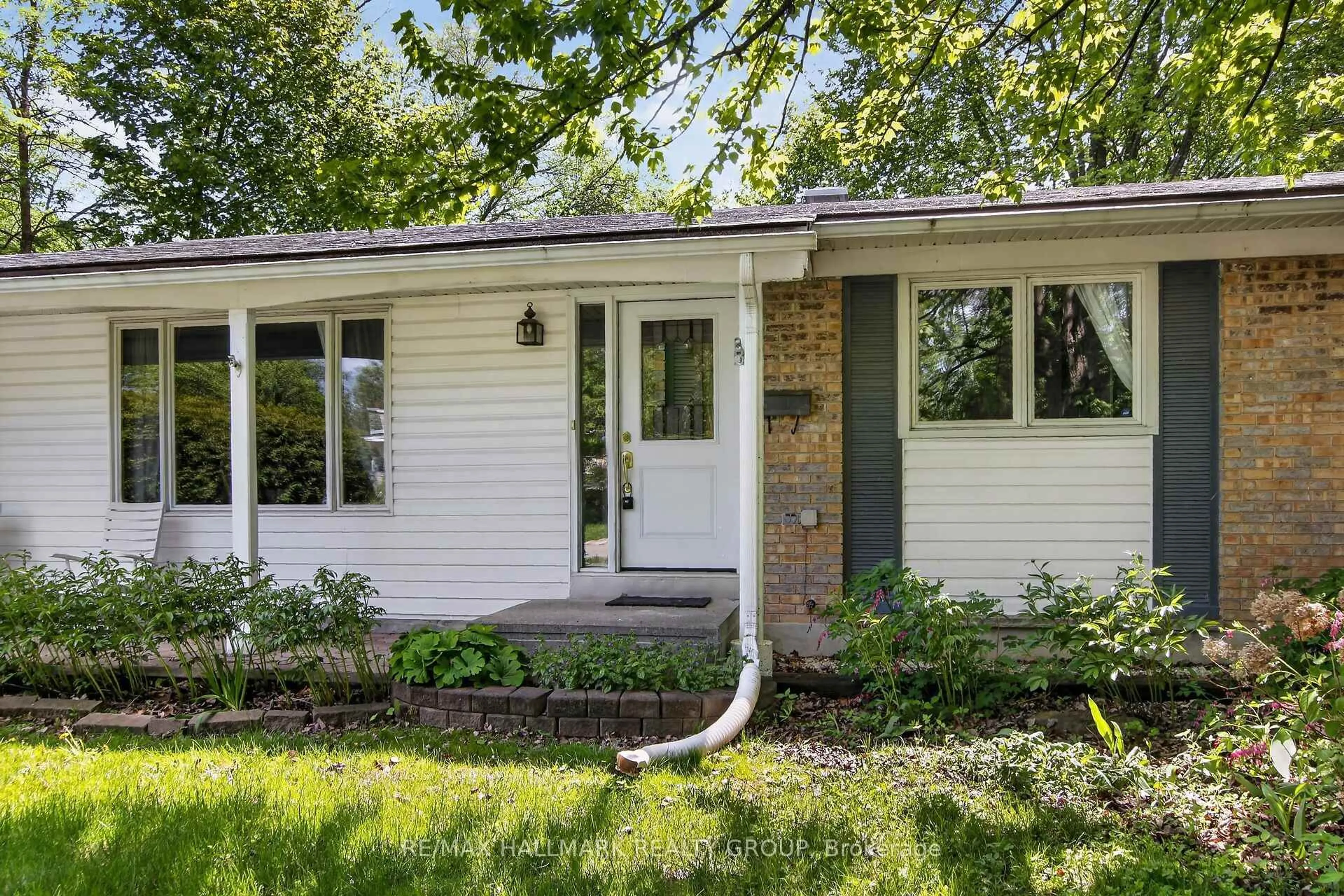 Home with vinyl exterior material, street for 41 Parkmount Cres, Ottawa Ontario K2H 5T3