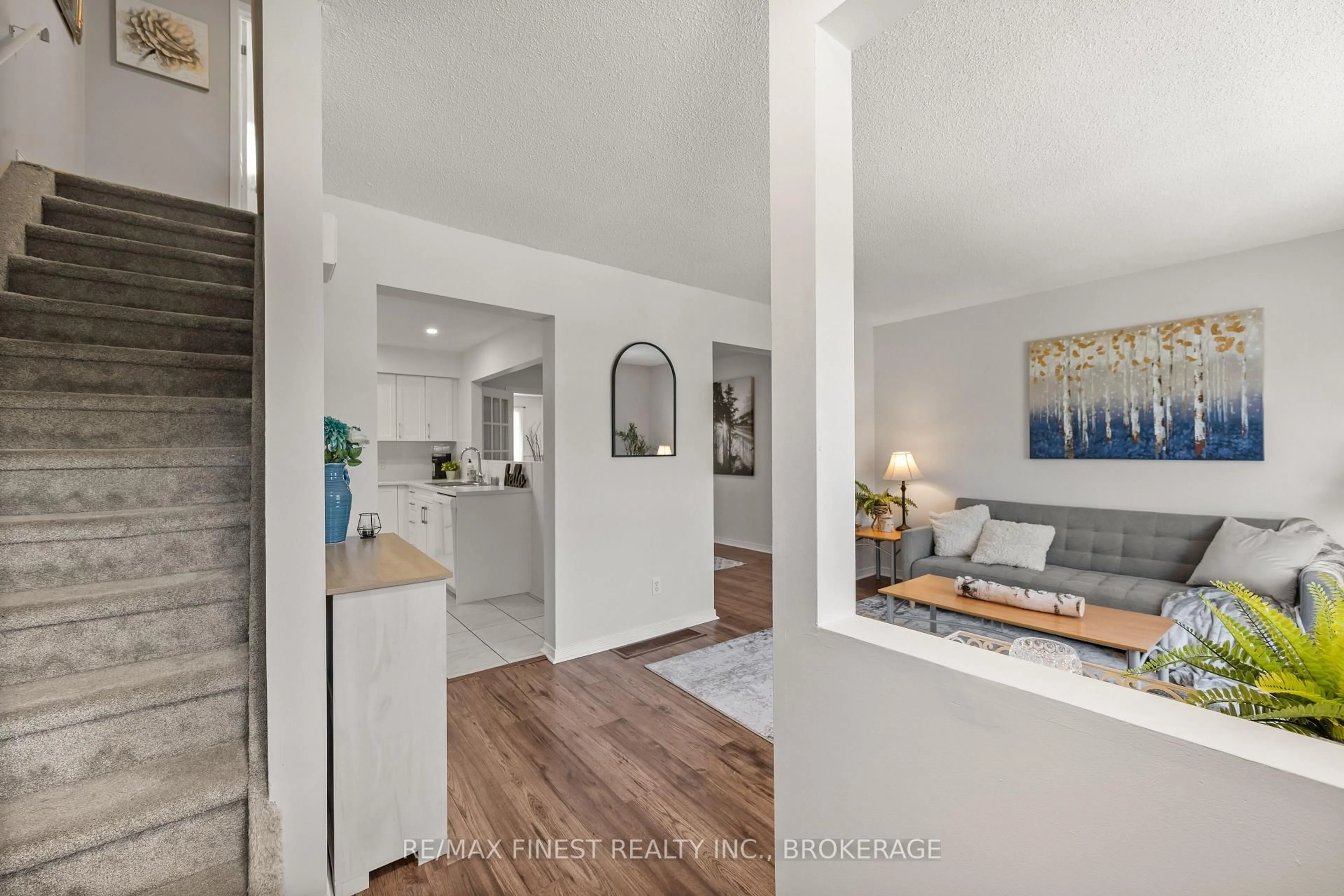 Indoor entryway for 1066 Pinewood Pl, Kingston Ontario K7P 1L1