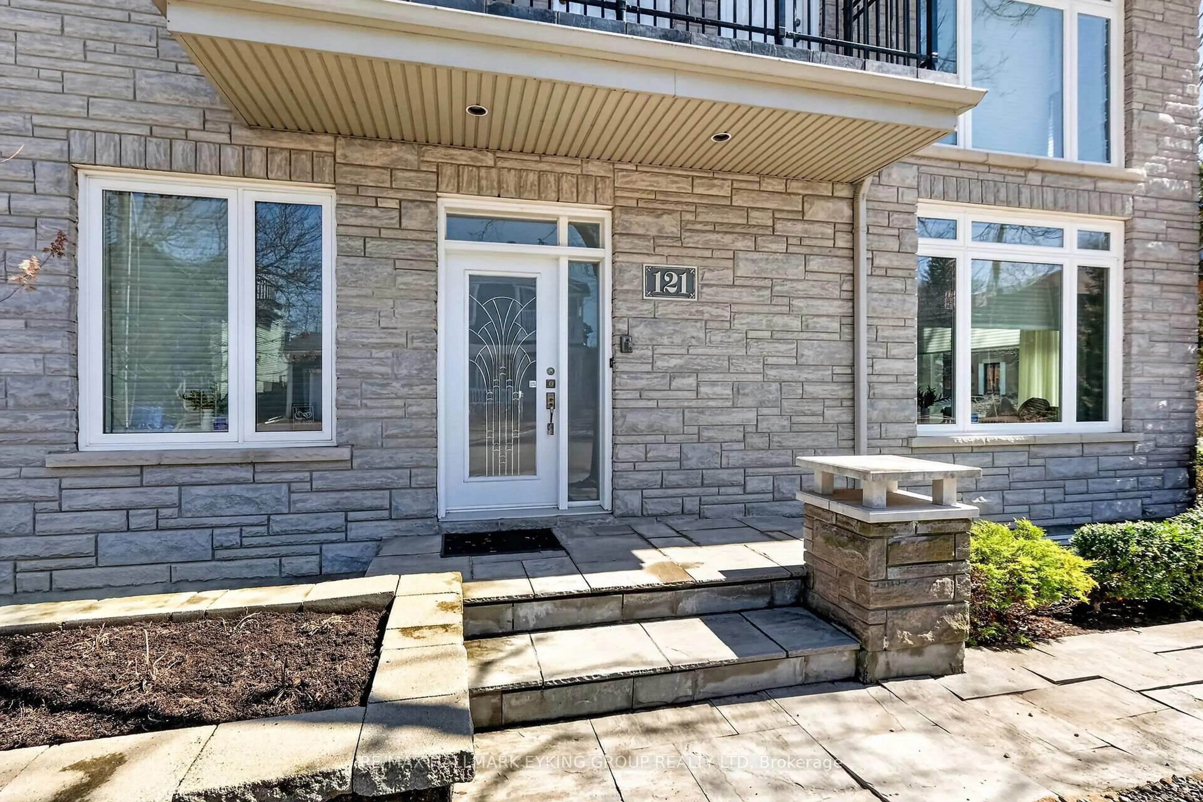 Unknown for 121 Macdonald St, Ottawa Ontario K2P 1H7
