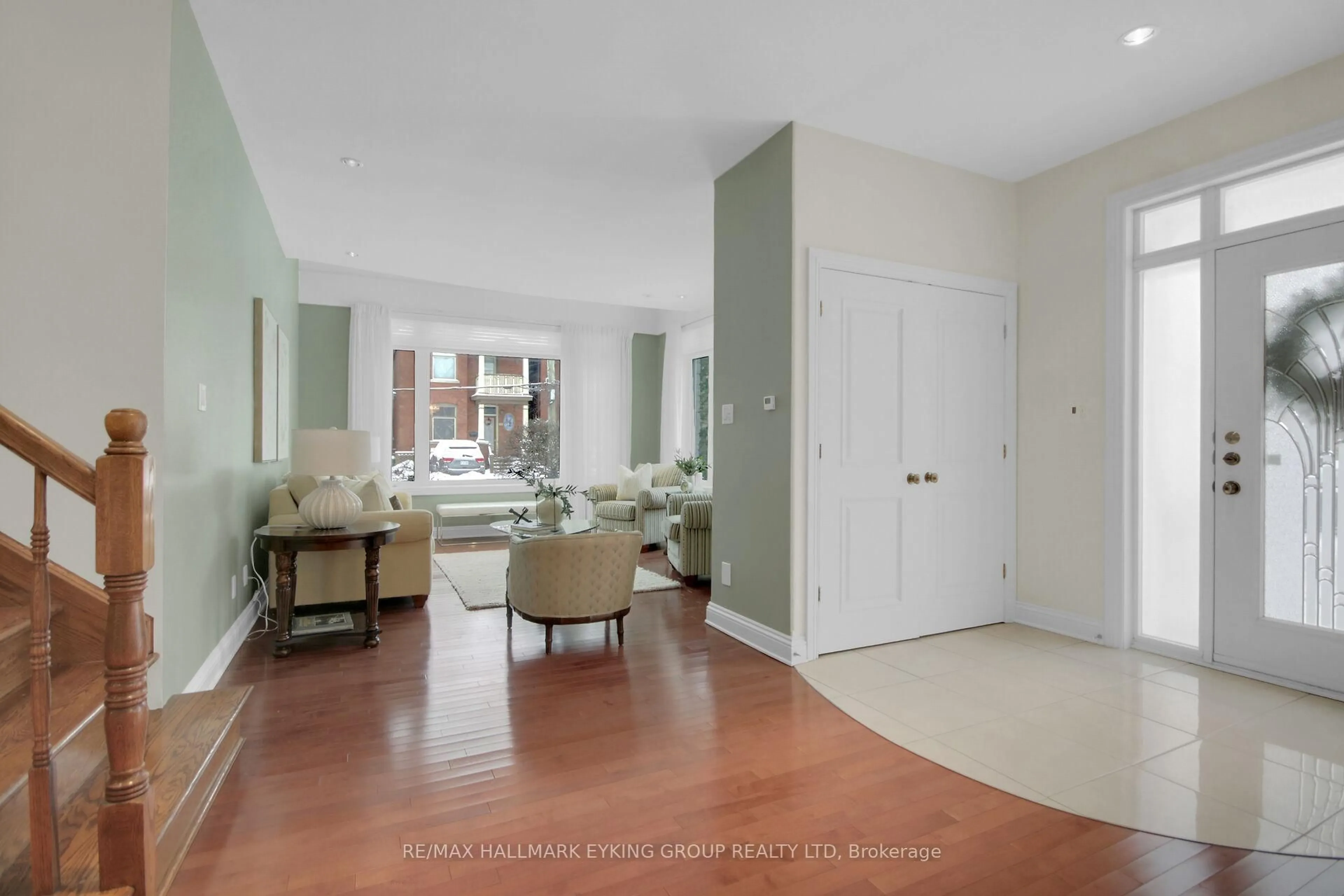 Indoor entryway for 121 Macdonald St, Ottawa Ontario K2P 1H7