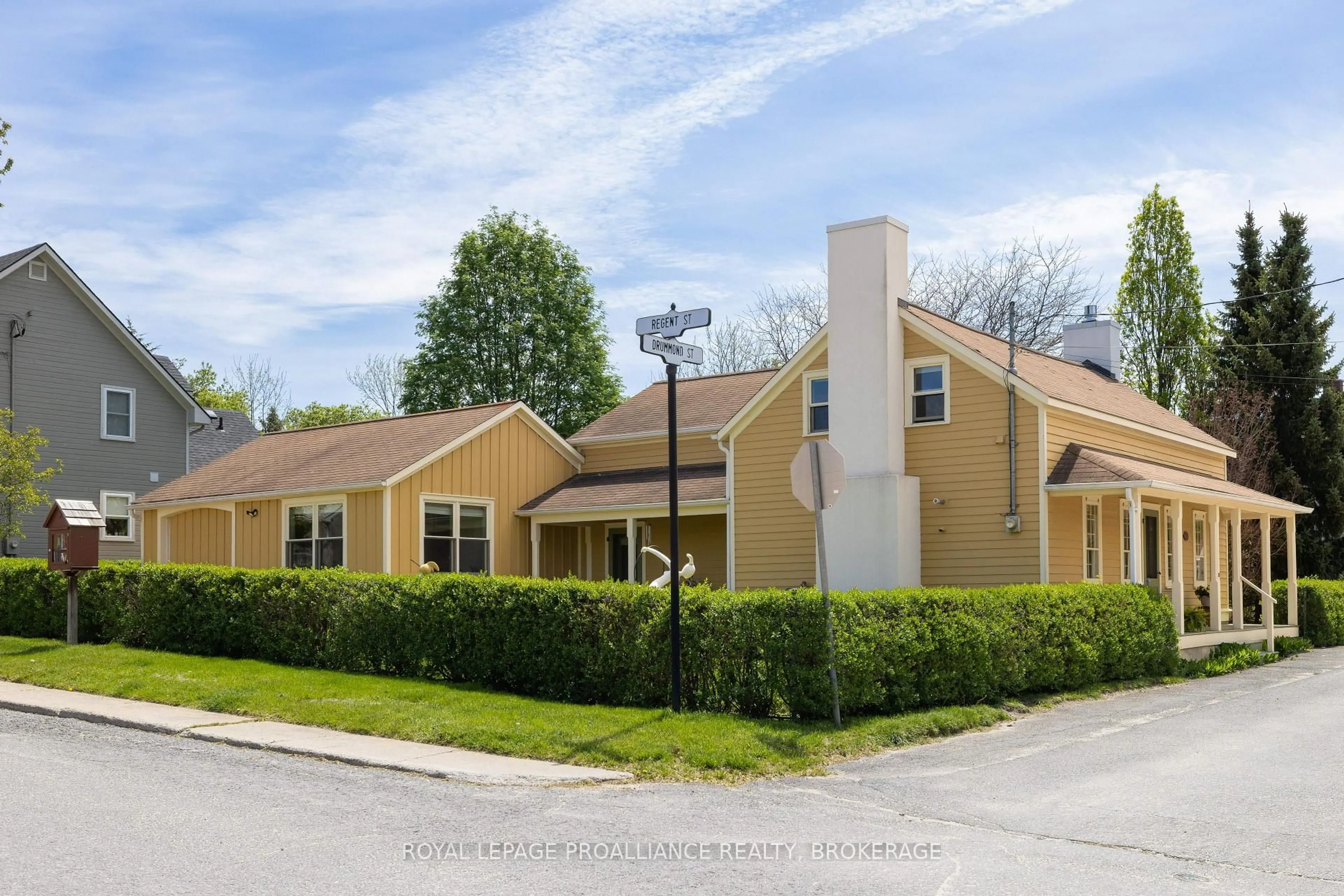 A pic from outside/outdoor area/front of a property/back of a property/a pic from drone, street for 10 Drummond St, Kingston Ontario K7K 5R9