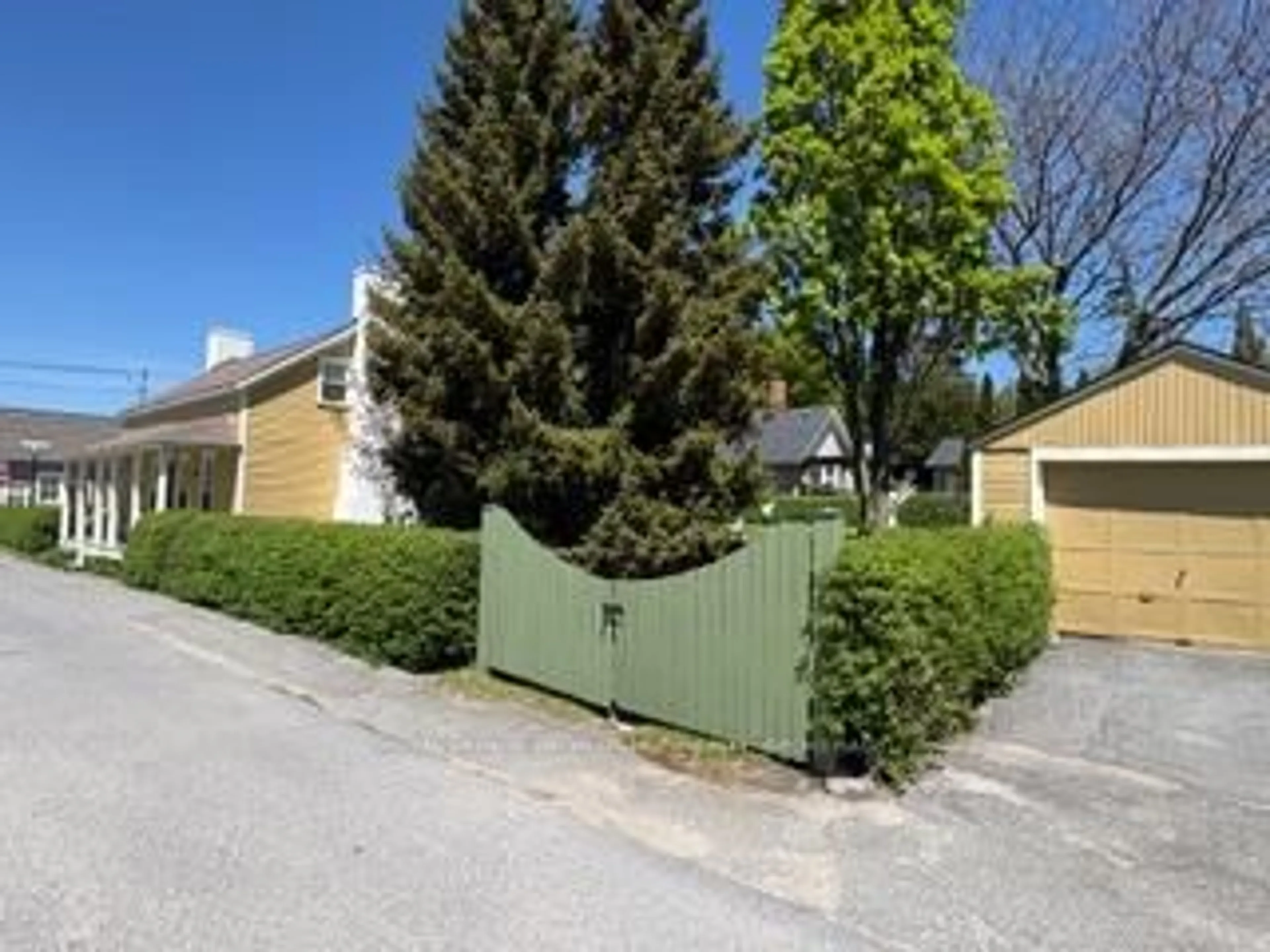 A pic from outside/outdoor area/front of a property/back of a property/a pic from drone, street for 10 Drummond St, Kingston Ontario K7K 5R9