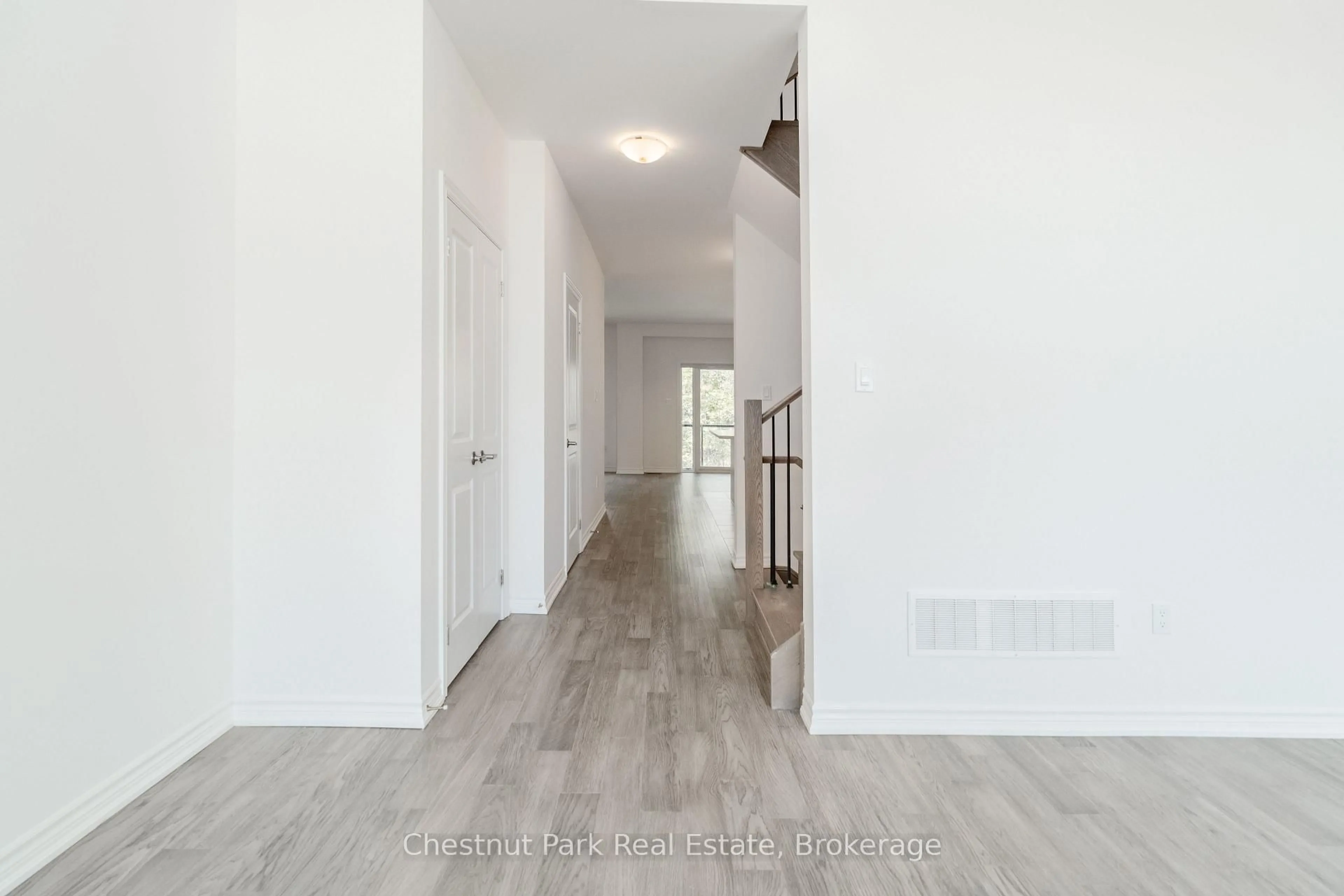 Indoor entryway for 112 Sebastian St, Blue Mountains Ontario N0H 1J0