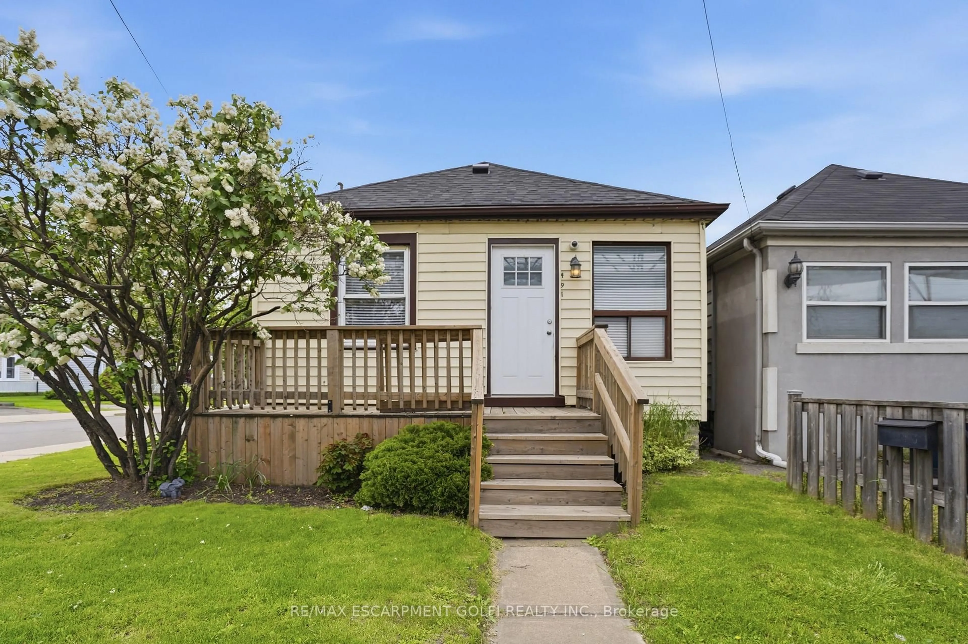 Home with vinyl exterior material, street for 491 Kenilworth Ave, Hamilton Ontario L8H 4T6