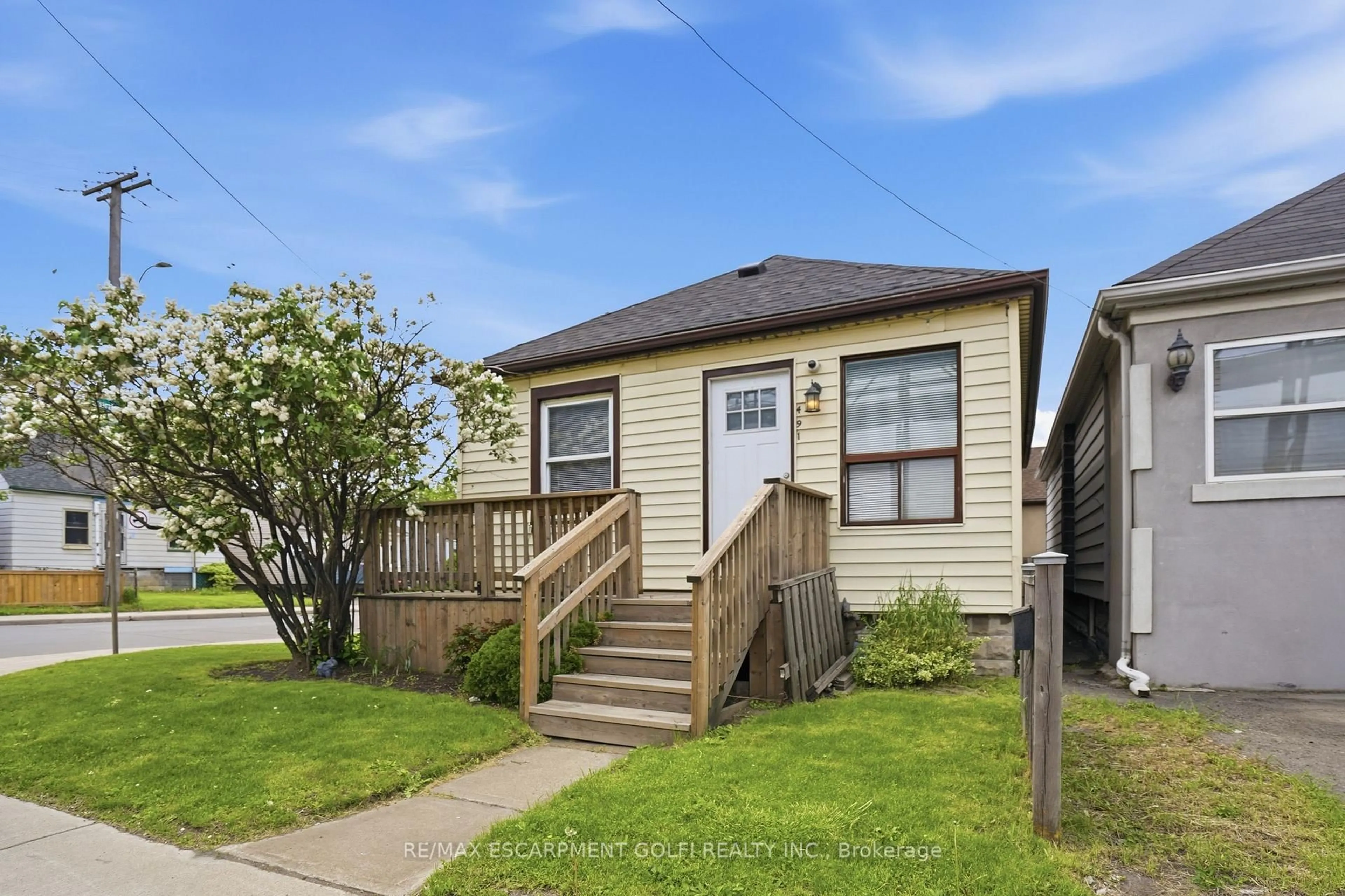 Home with vinyl exterior material, street for 491 Kenilworth Ave, Hamilton Ontario L8H 4T6