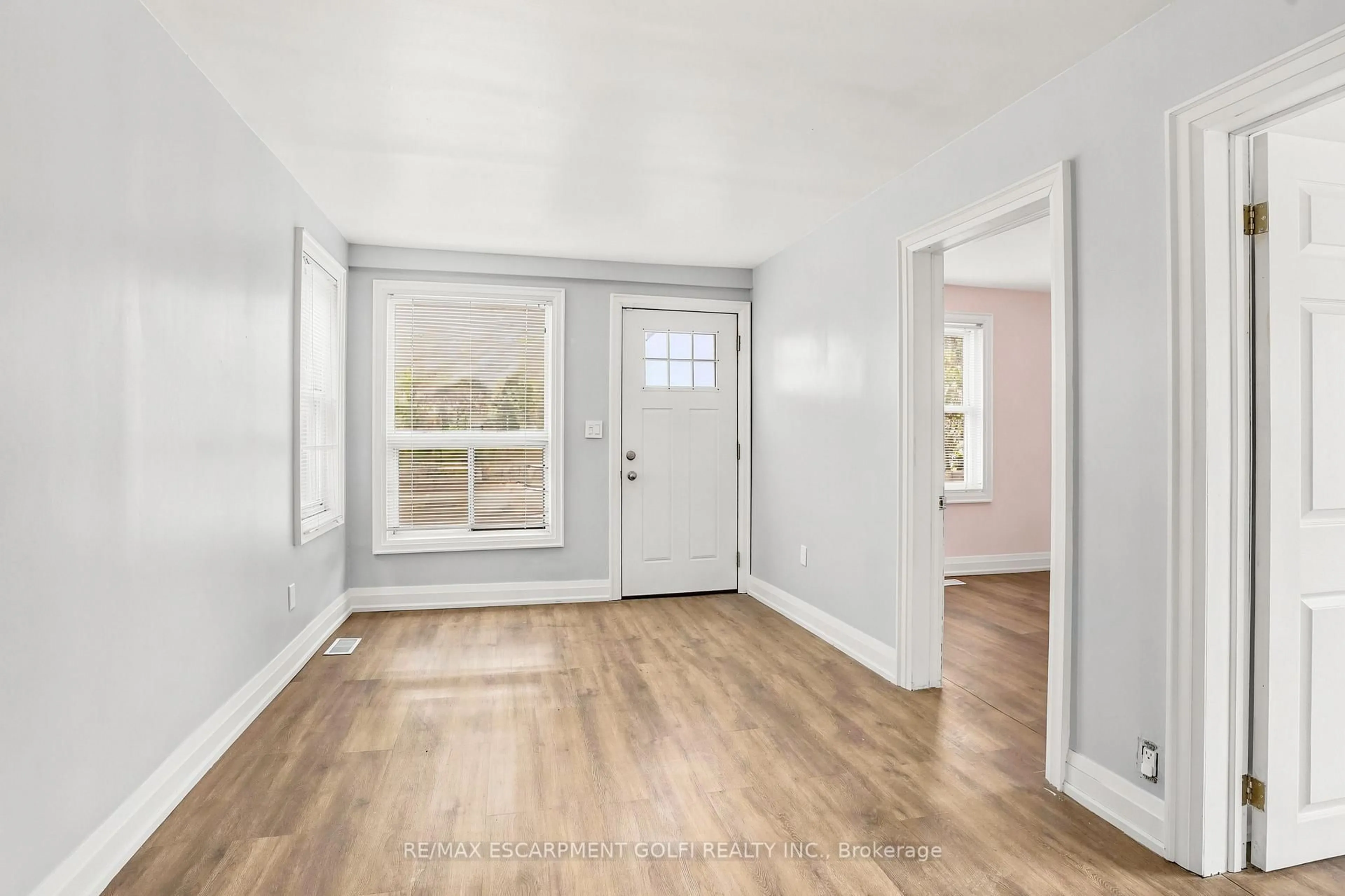 Indoor entryway for 491 Kenilworth Ave, Hamilton Ontario L8H 4T6
