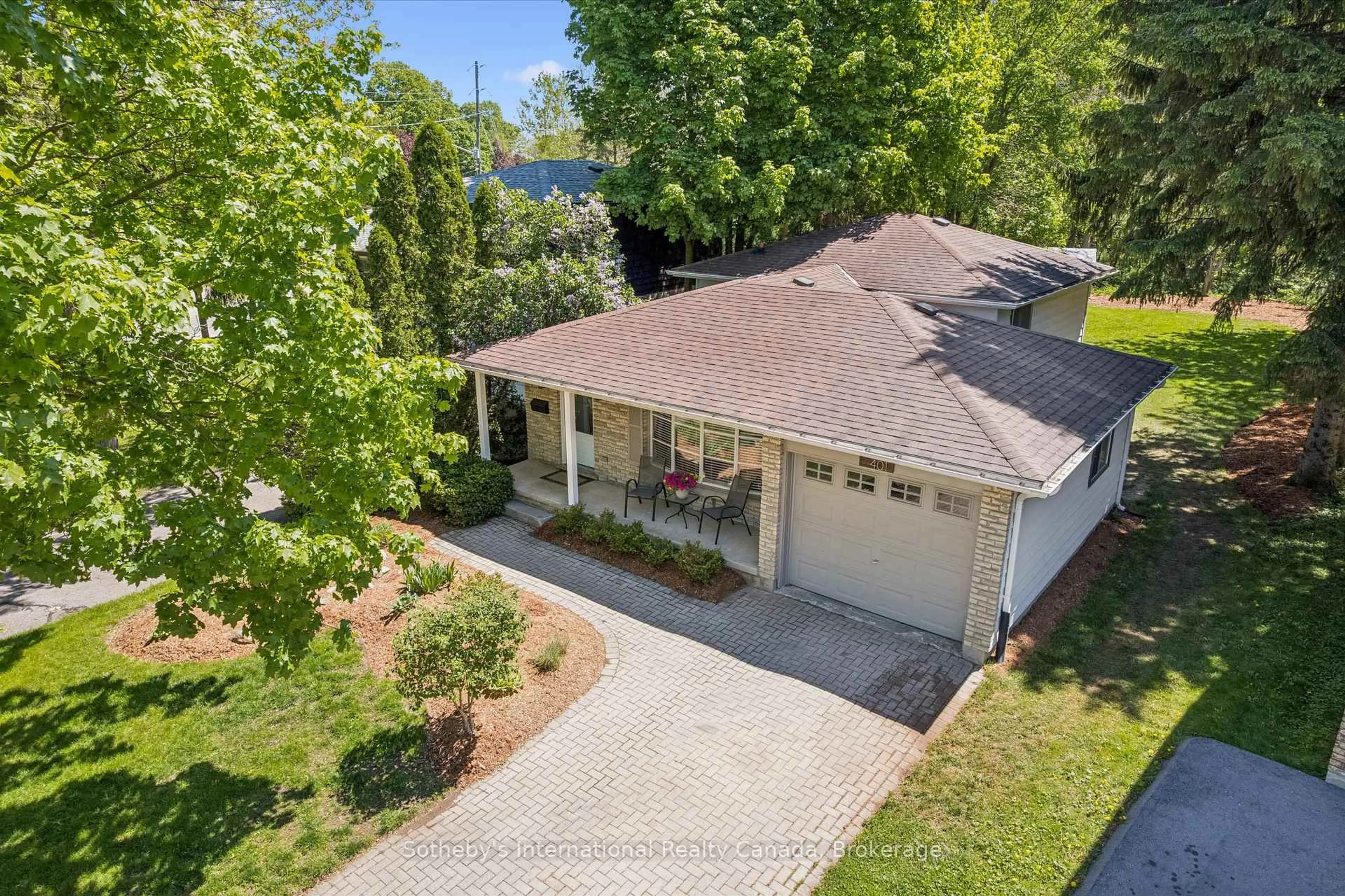 A pic from outside/outdoor area/front of a property/back of a property/a pic from drone, water/lake/river/ocean view for 401 Midwood Cres, Waterloo Ontario N2L 5N4