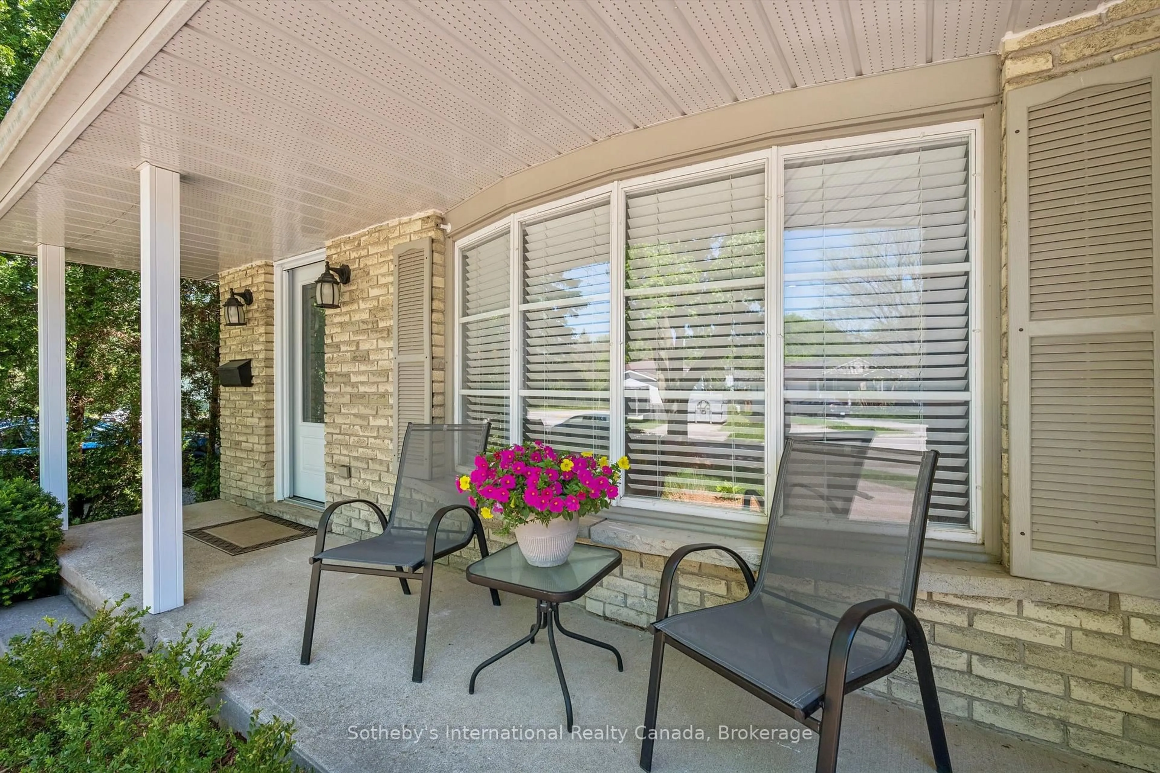Patio, street for 401 Midwood Cres, Waterloo Ontario N2L 5N4