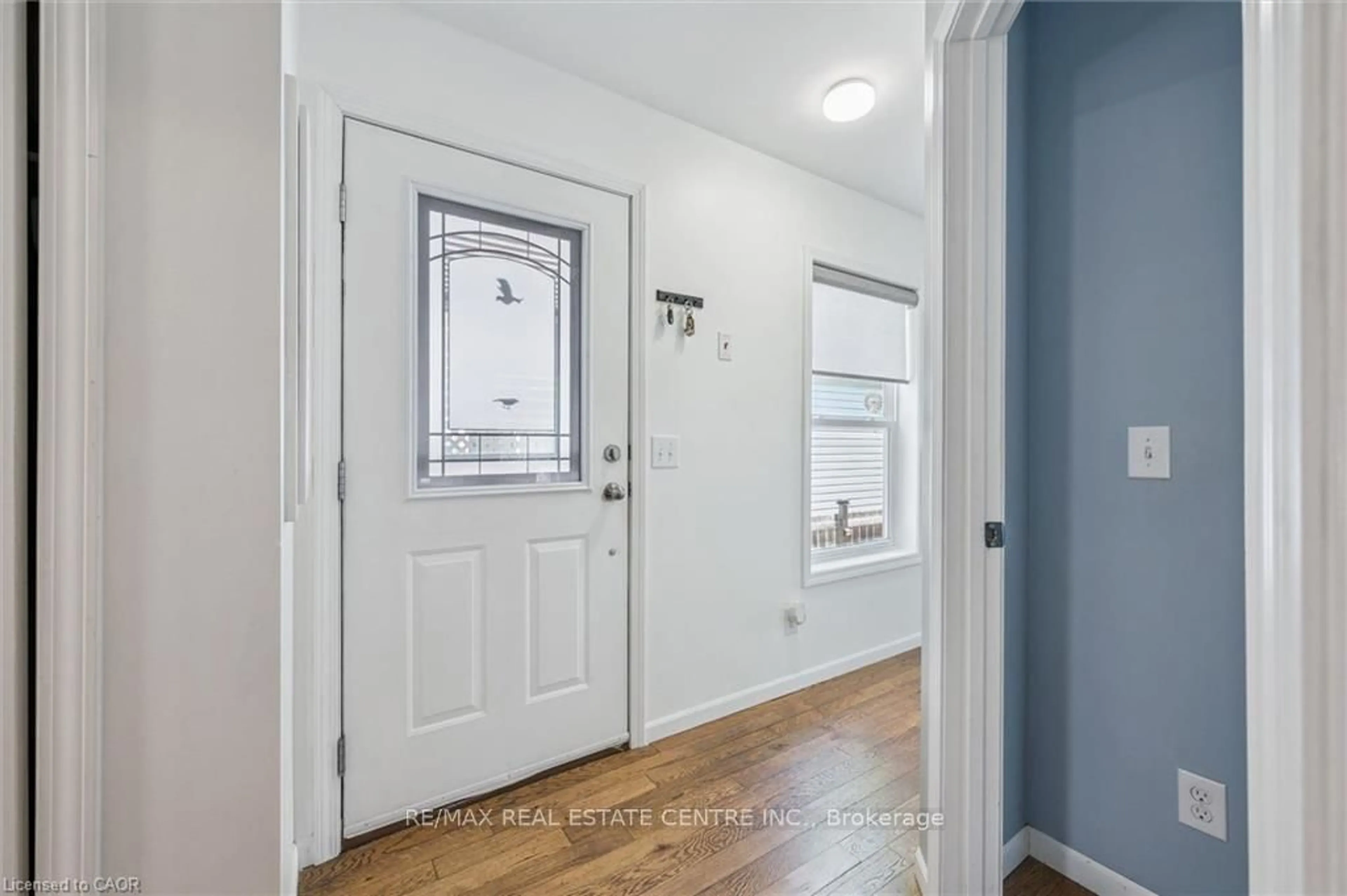 Indoor entryway for 56 Ash Ave, Puslinch Ontario N0B 2J0
