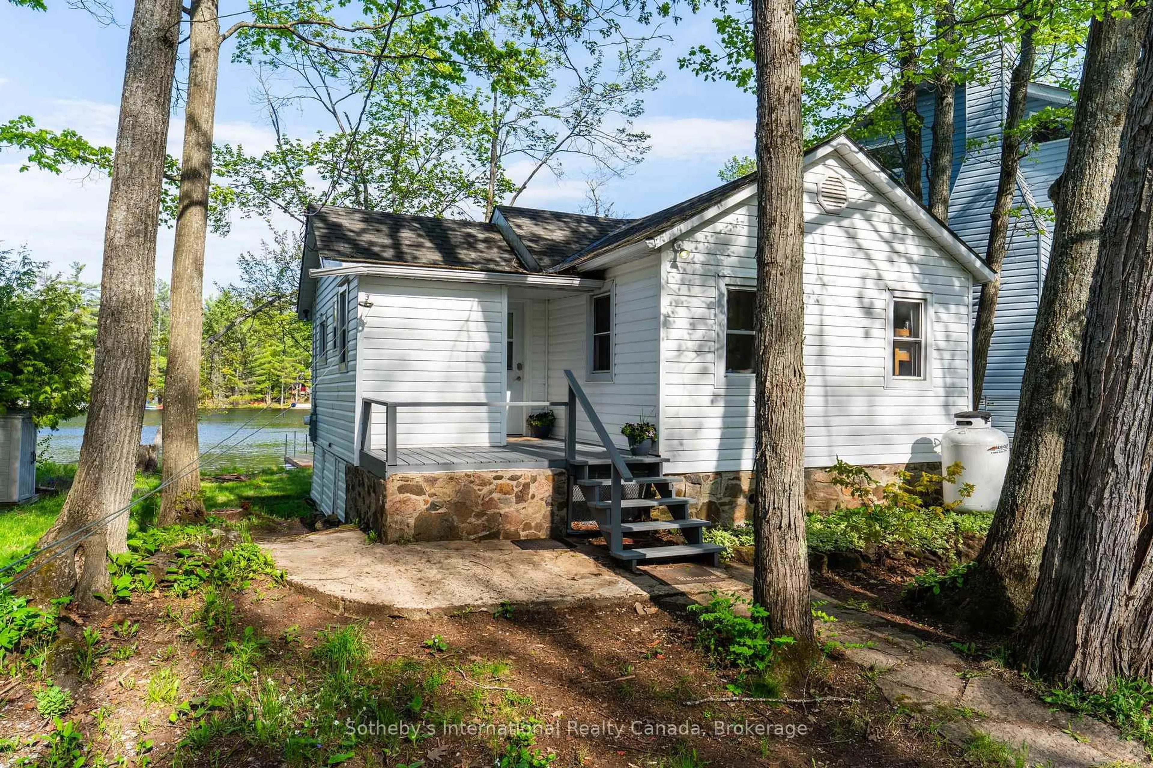 Home with vinyl exterior material, street for 1051 Sanderson Rd, Gravenhurst Ontario L0K 2B0
