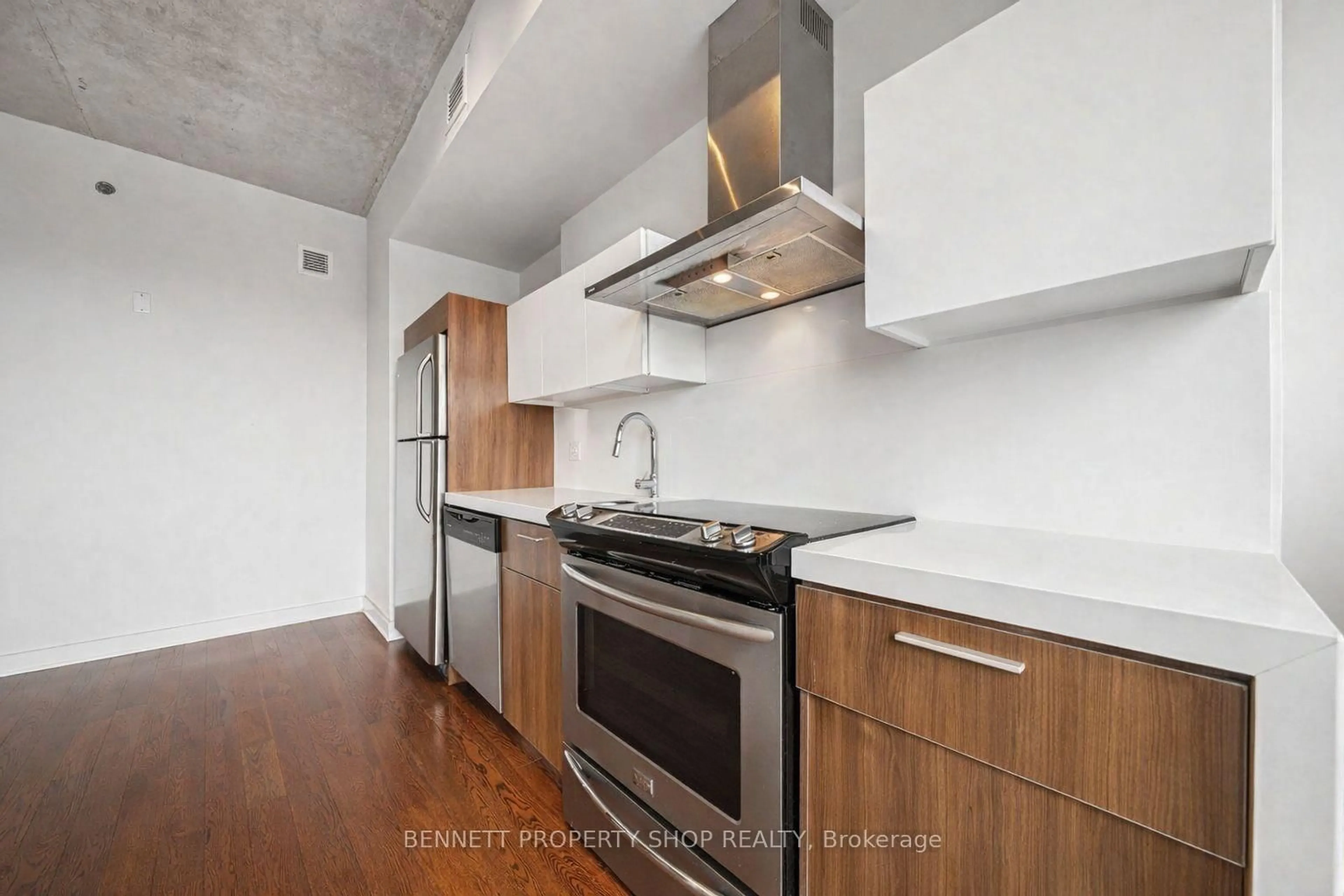 Standard kitchen, unknown for 360 McLeod St #507, Ottawa Ontario K2P 1A9