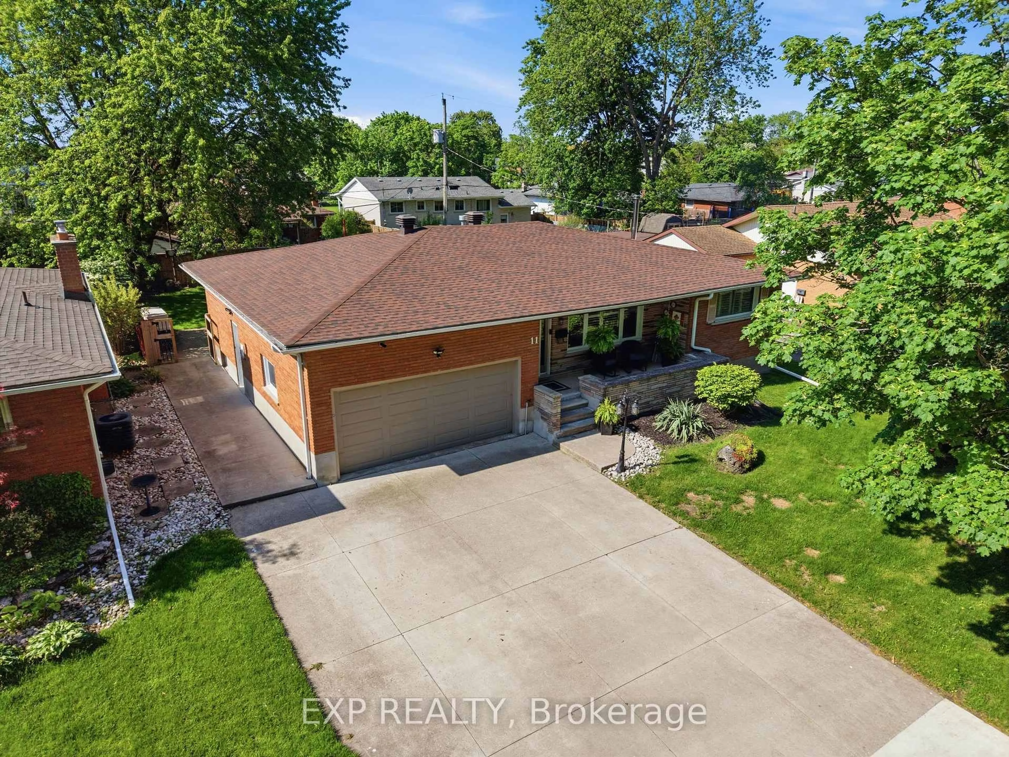 A pic from outside/outdoor area/front of a property/back of a property/a pic from drone, street for 11 Martha Crt, Welland Ontario L3C 4N3