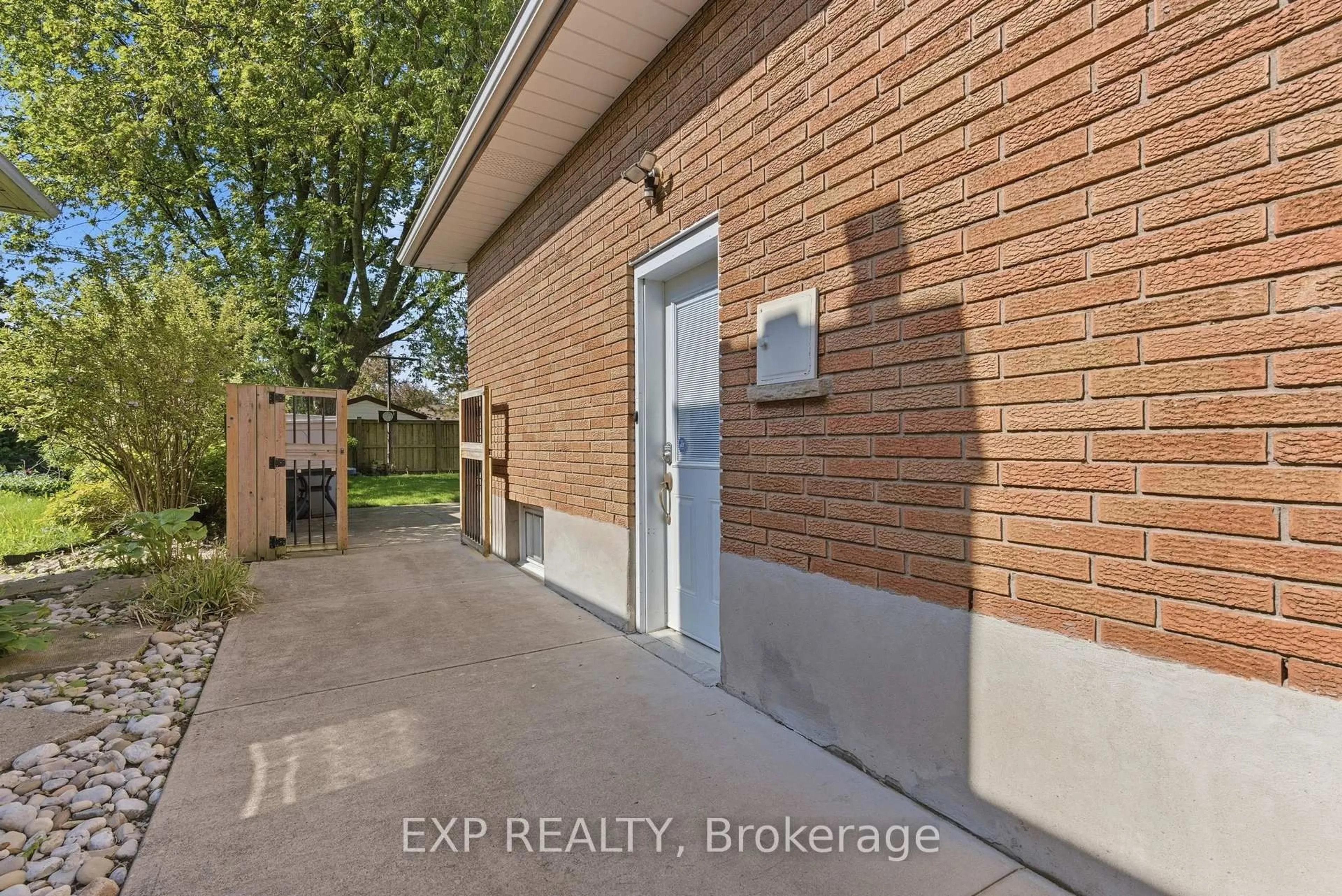 Unknown for 11 Martha Crt, Welland Ontario L3C 4N3