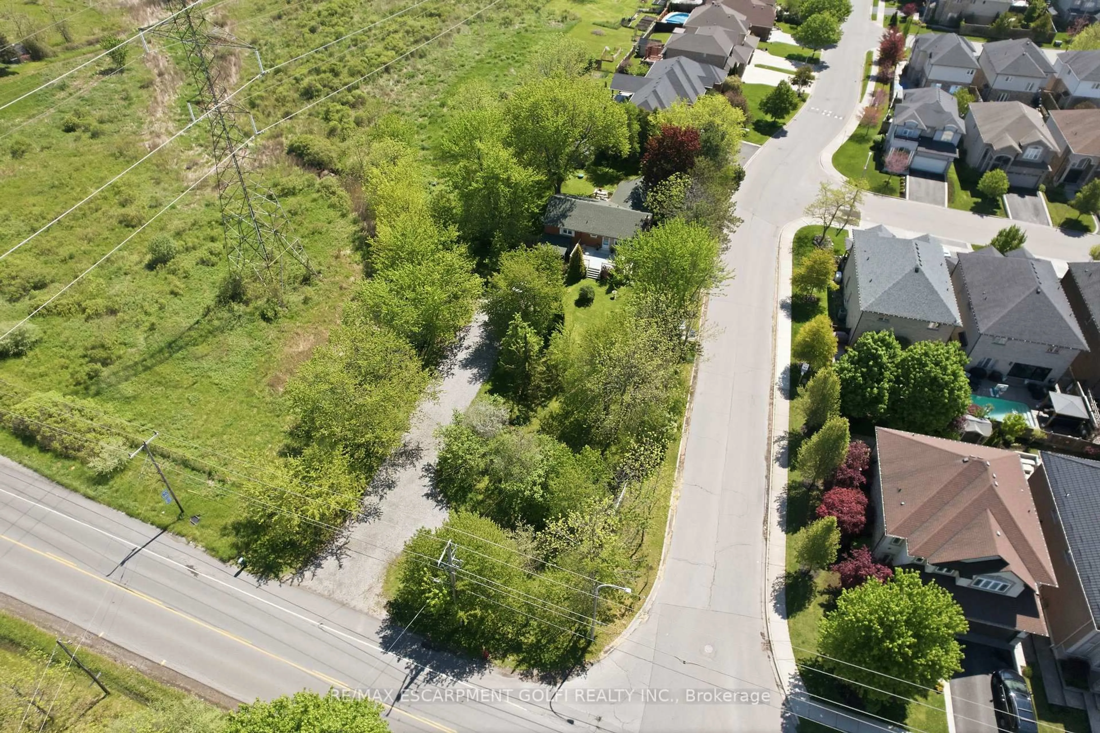 A pic from outside/outdoor area/front of a property/back of a property/a pic from drone, street for 227 GLANCASTER Rd, Hamilton Ontario L9G 3K9