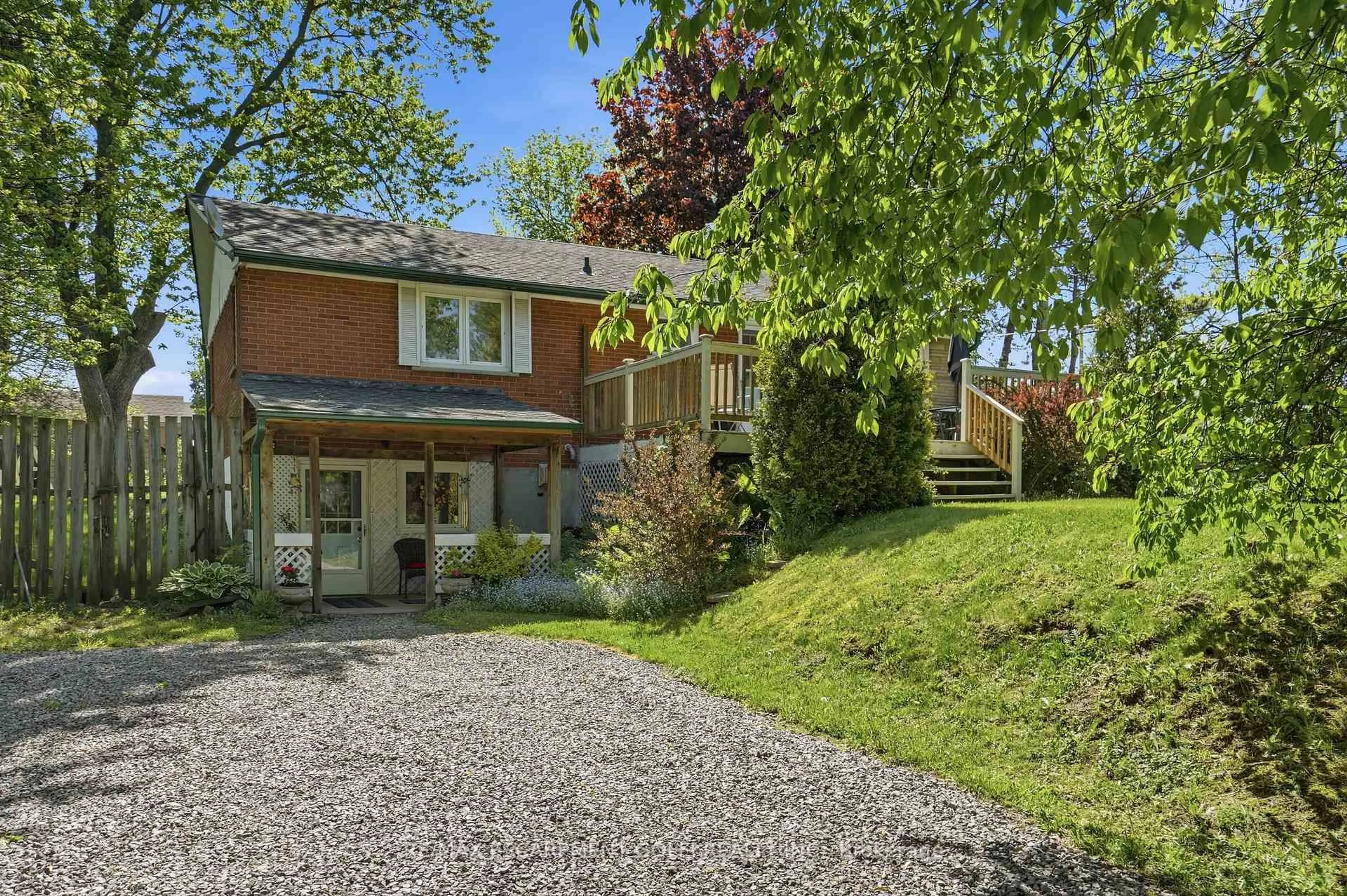 A pic from outside/outdoor area/front of a property/back of a property/a pic from drone, street for 227 GLANCASTER Rd, Hamilton Ontario L9G 3K9
