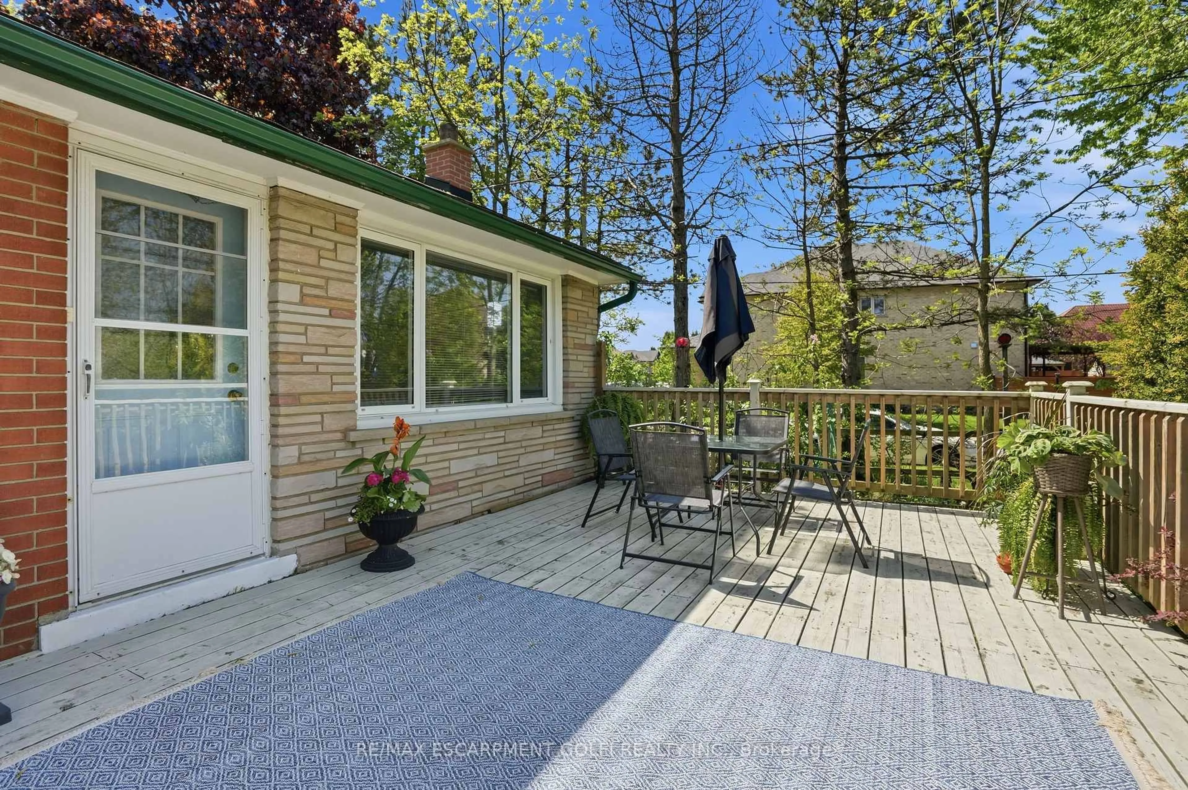 Patio, unknown for 227 GLANCASTER Rd, Hamilton Ontario L9G 3K9