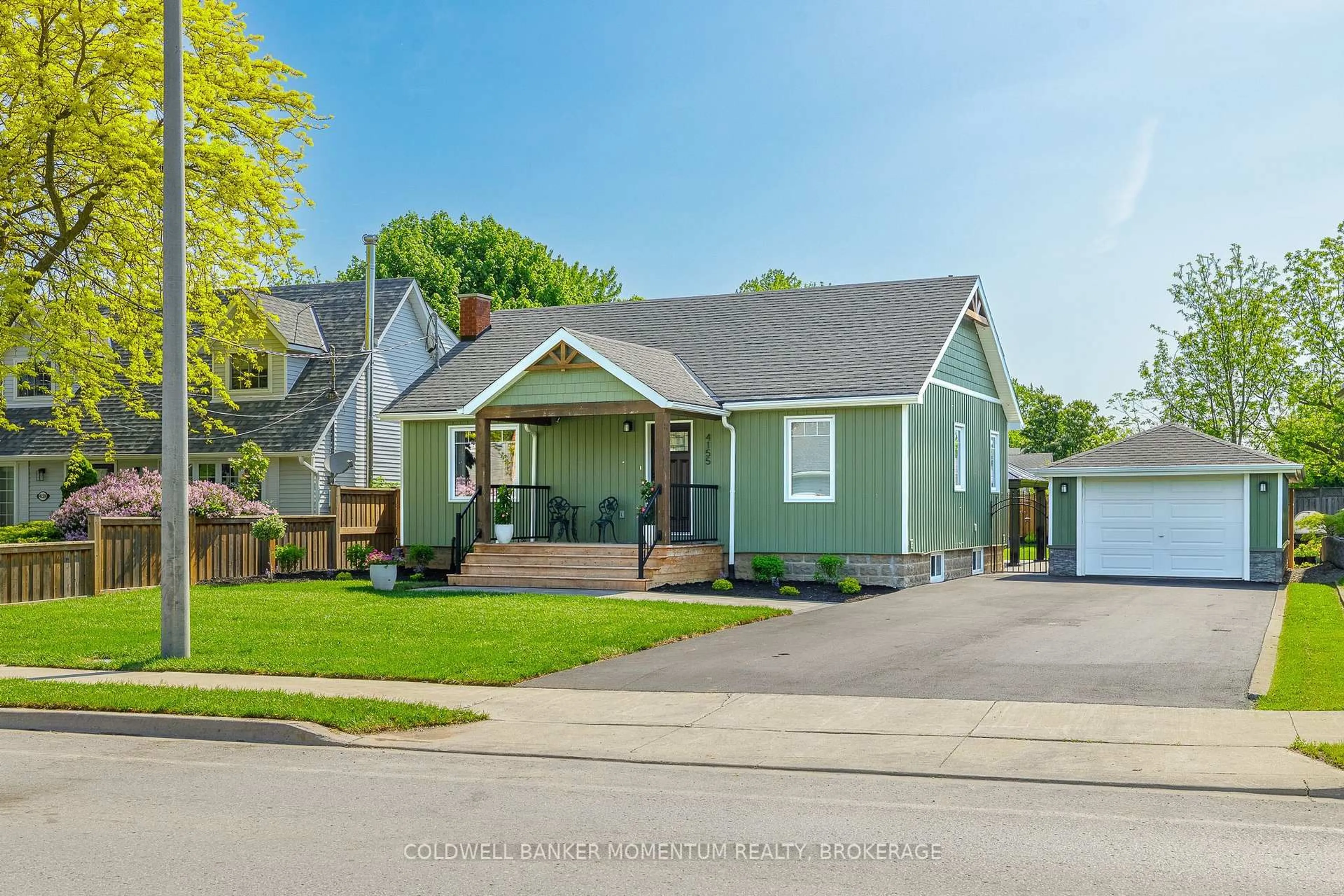 Home with vinyl exterior material, street for 4155 Mountain St, Lincoln Ontario L0R 1B7