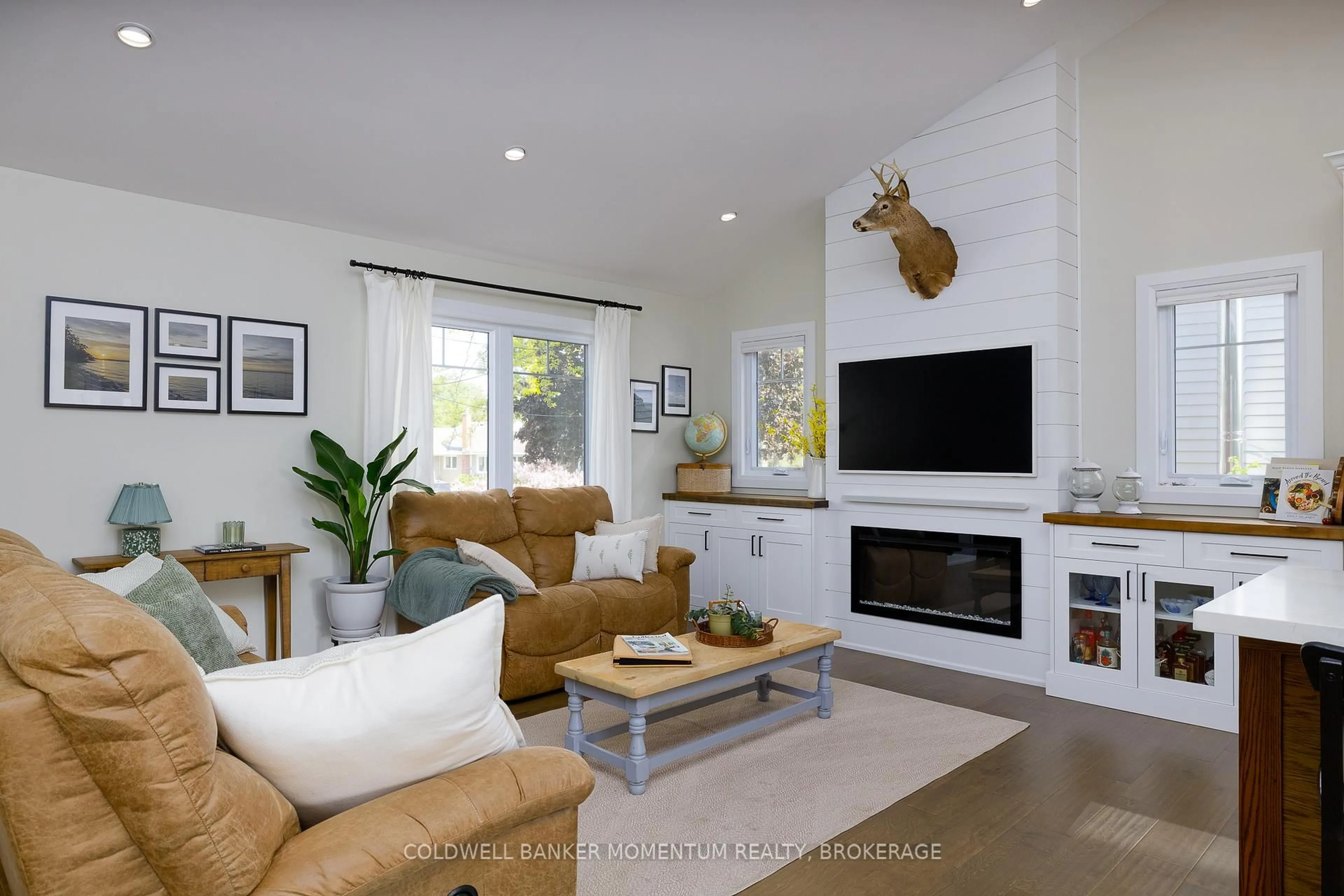 Living room with furniture, unknown for 4155 Mountain St, Lincoln Ontario L0R 1B7