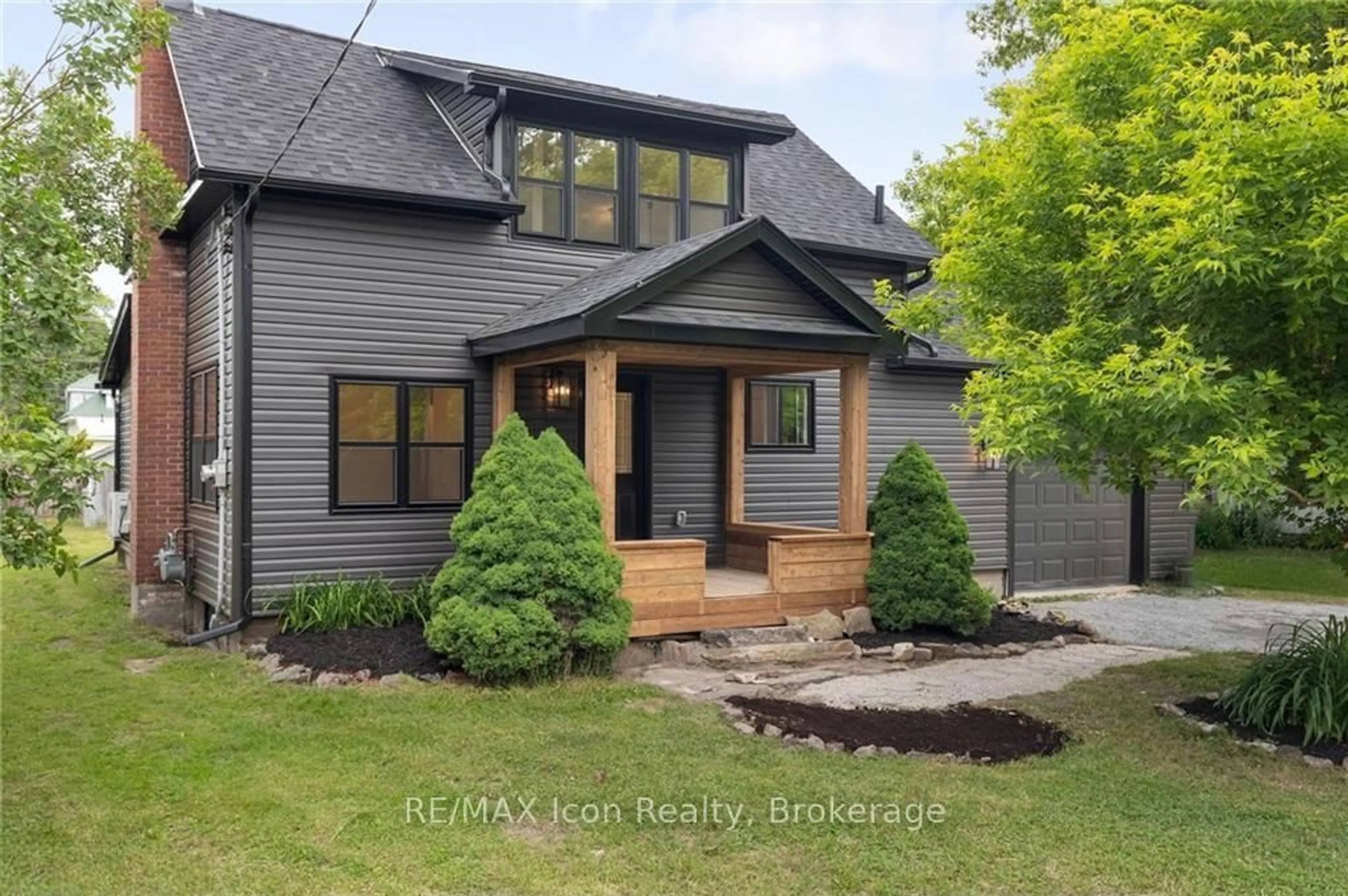 Home with vinyl exterior material, street for 71 Taylor Rd, Bracebridge Ontario P1L 1J5
