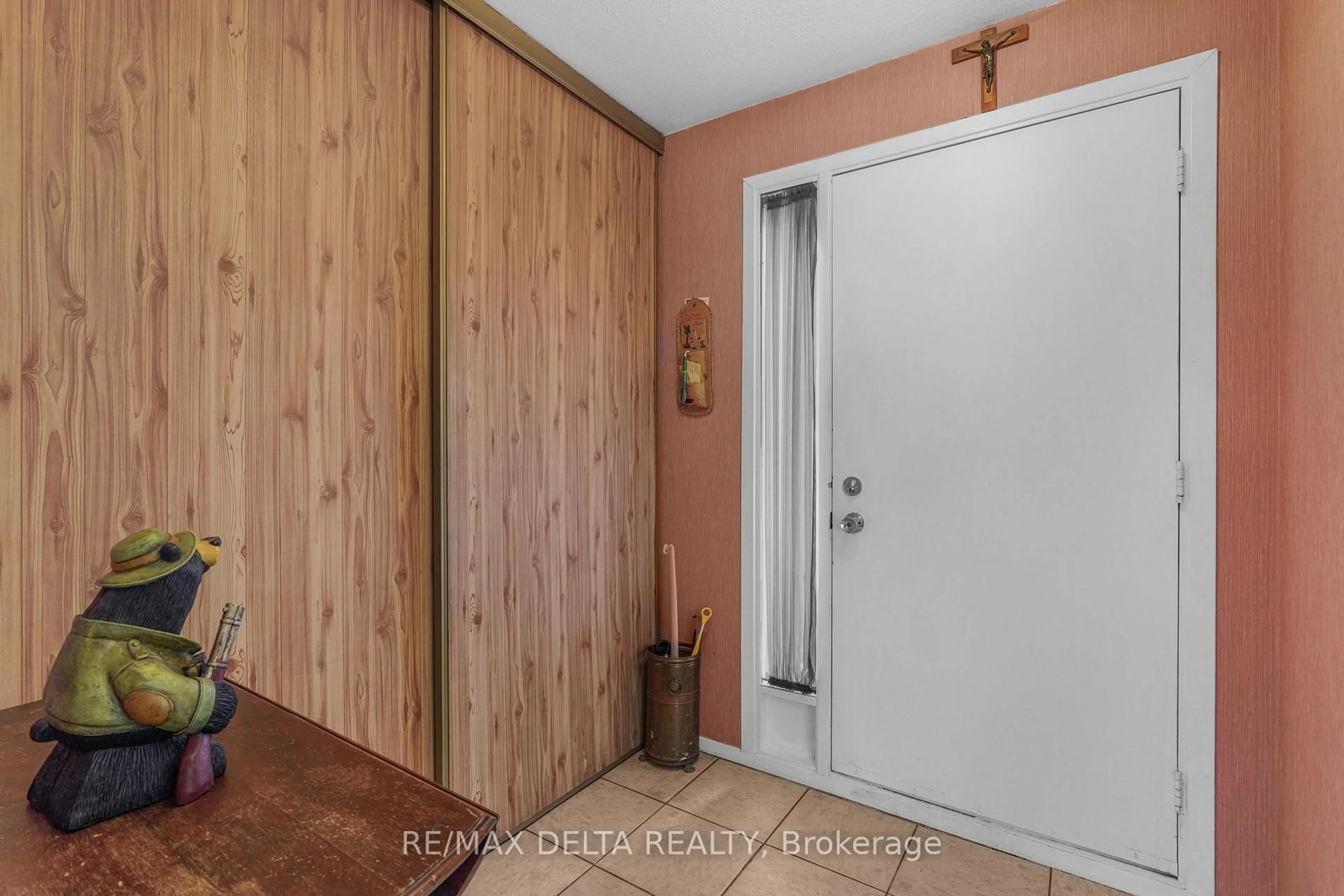 Indoor entryway for 890 Cahill Dr #68, Ottawa Ontario K1V 9A4