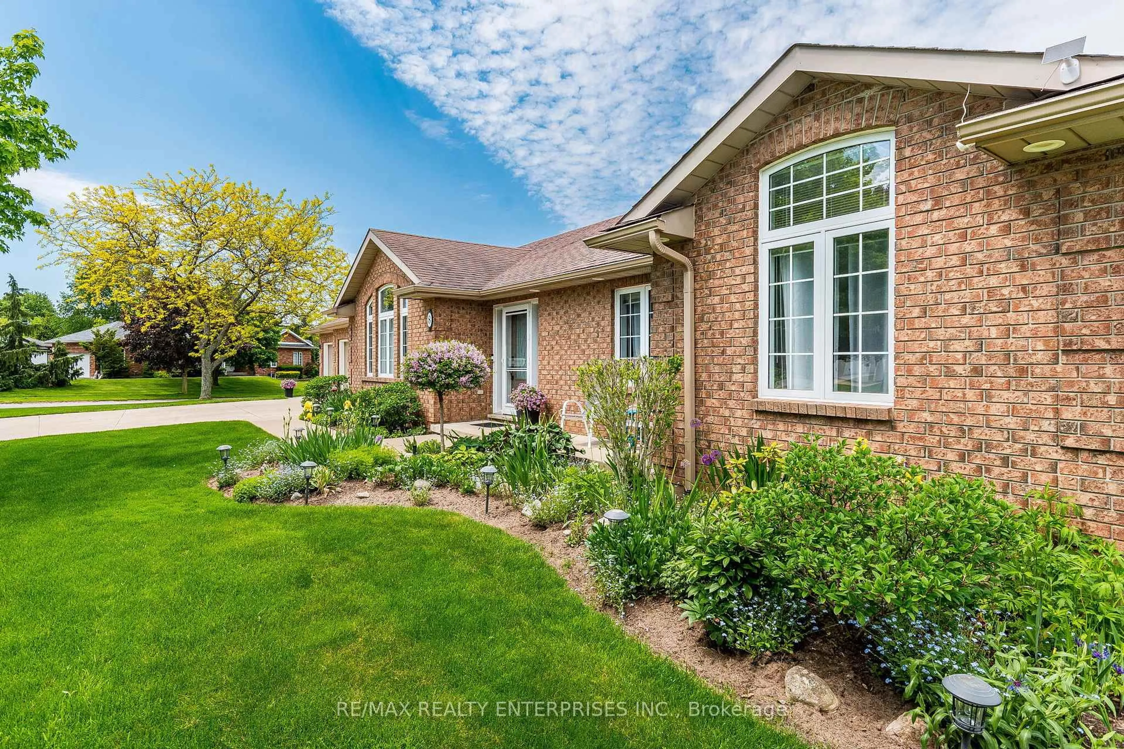 Home with brick exterior material, water/lake/river/ocean view for 8 CHERRY RIDGE Blvd, Pelham Ontario L0S 1C0
