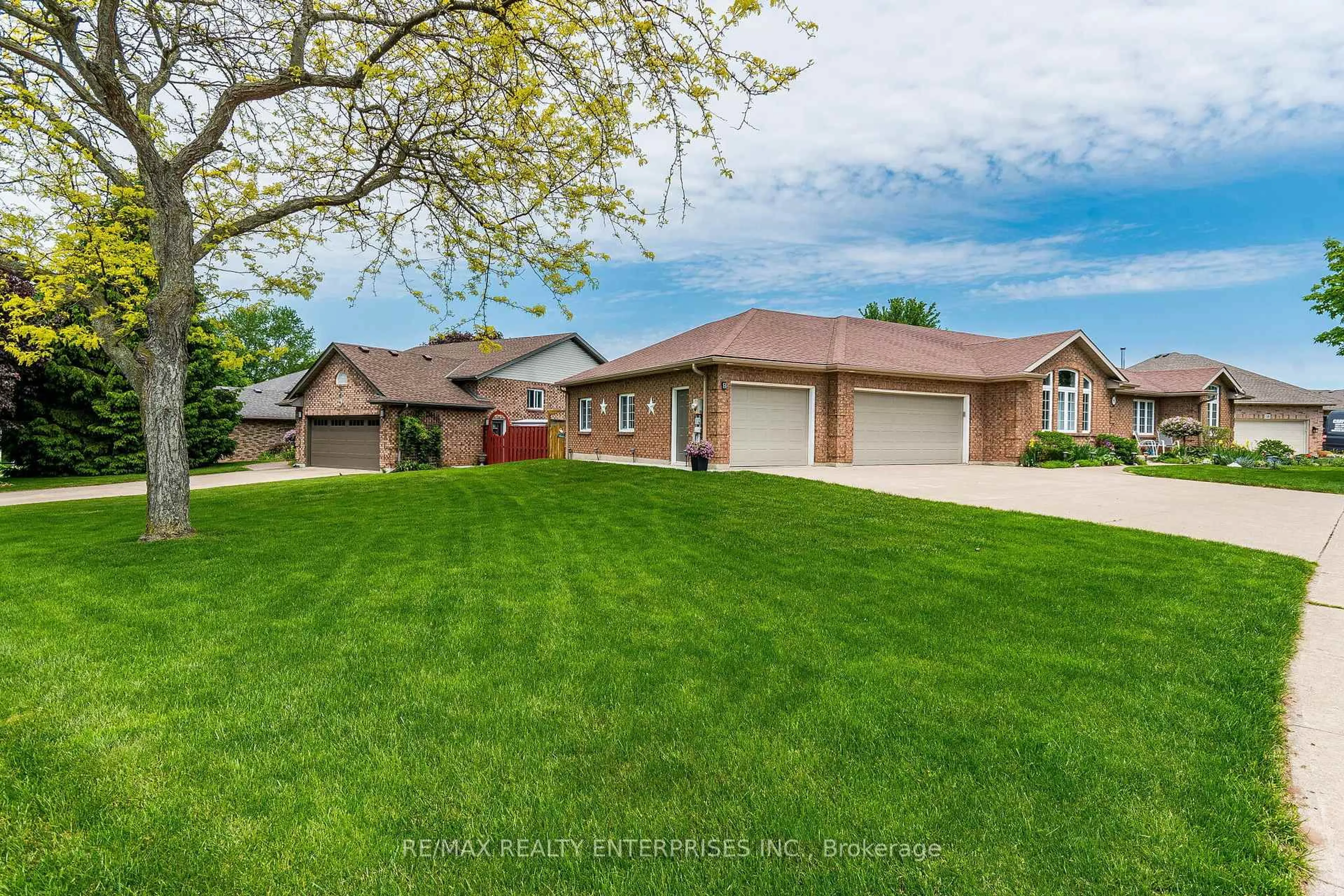 A pic from outside/outdoor area/front of a property/back of a property/a pic from drone, street for 8 CHERRY RIDGE Blvd, Pelham Ontario L0S 1C0