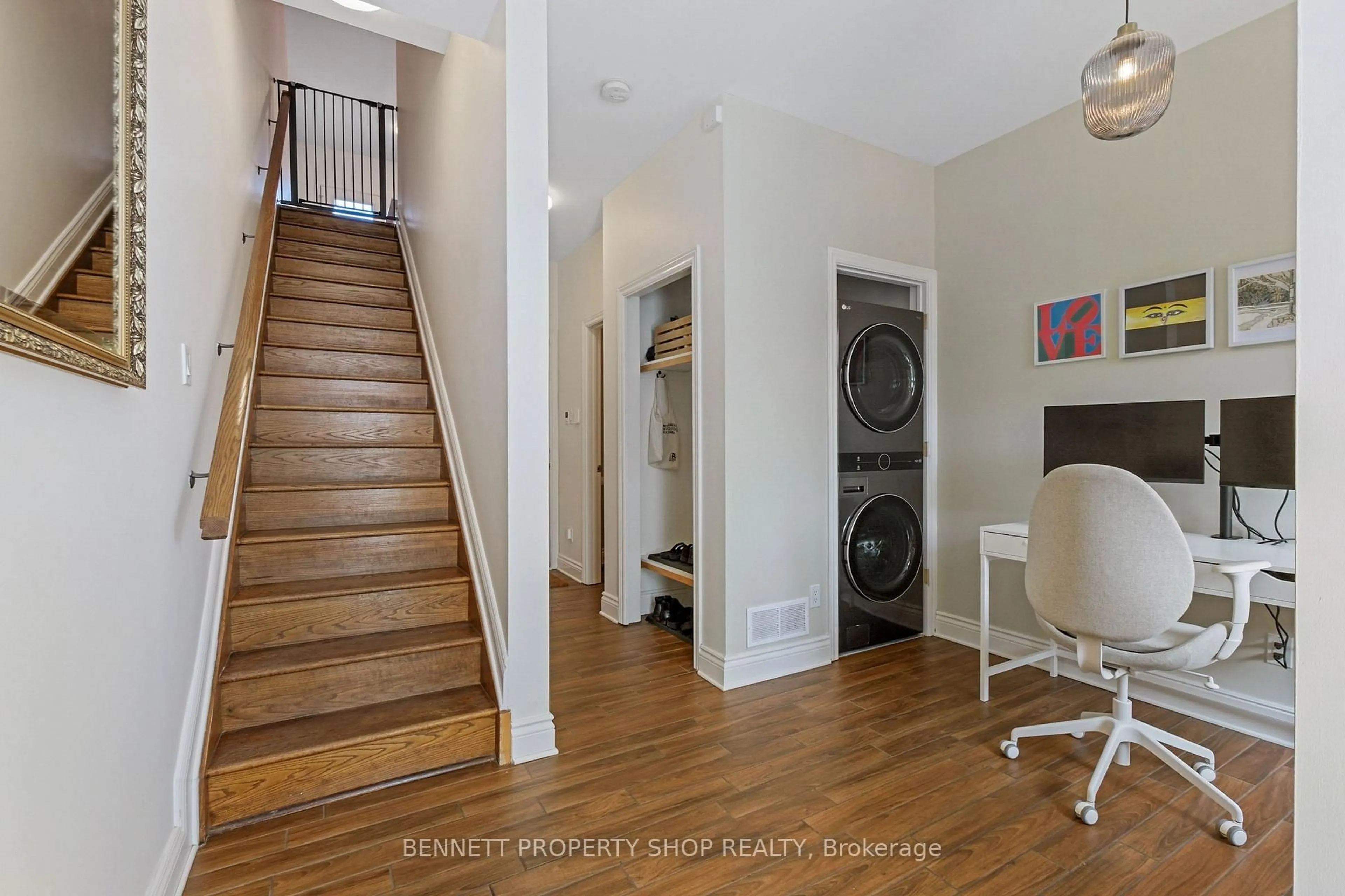 Indoor entryway for 288 Cambridge St, Ottawa Ontario K1R 0B4