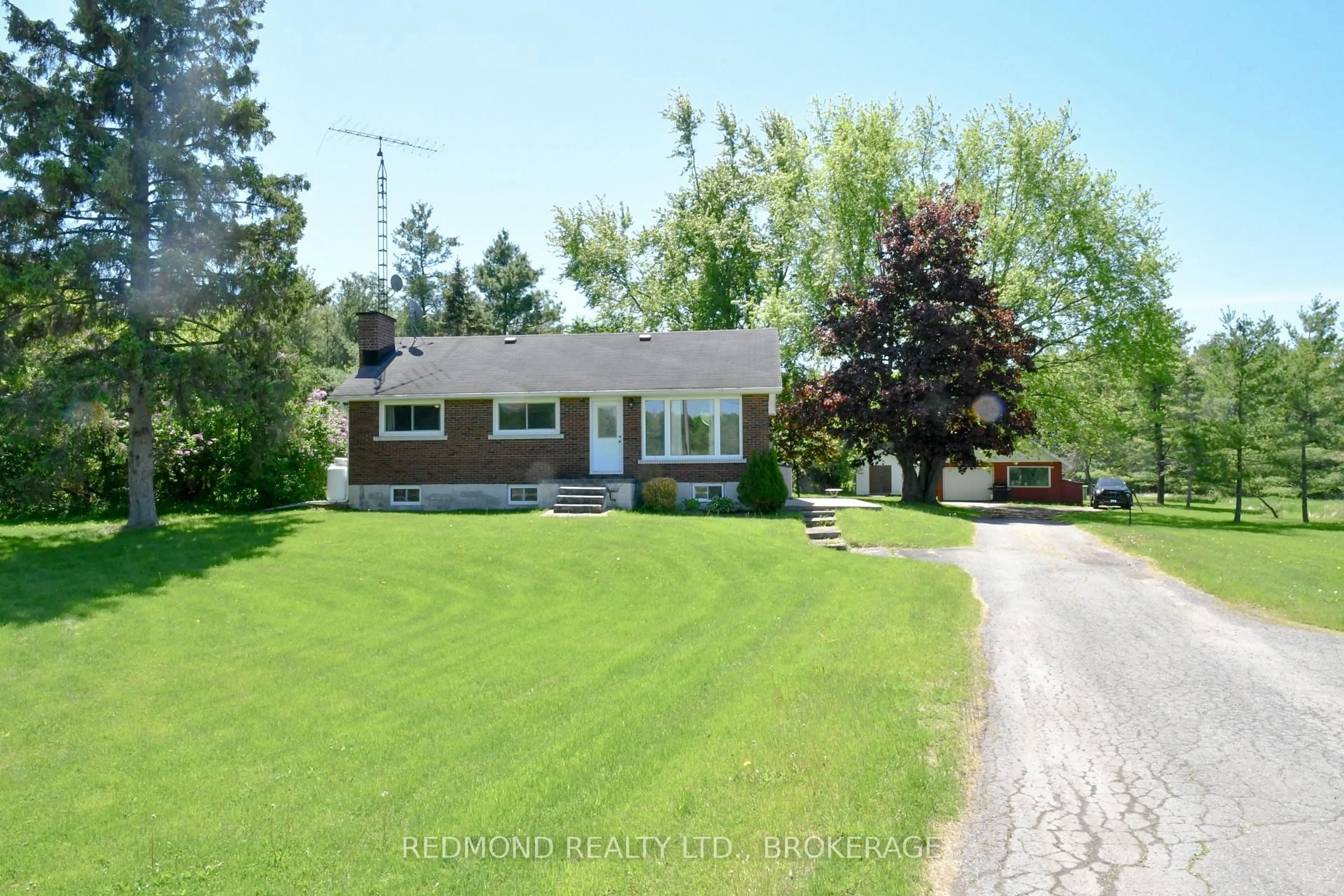 A pic from outside/outdoor area/front of a property/back of a property/a pic from drone, street for 513 County 2 Rd, Front of Leeds & Seeleys Bay Ontario K7G 2V4