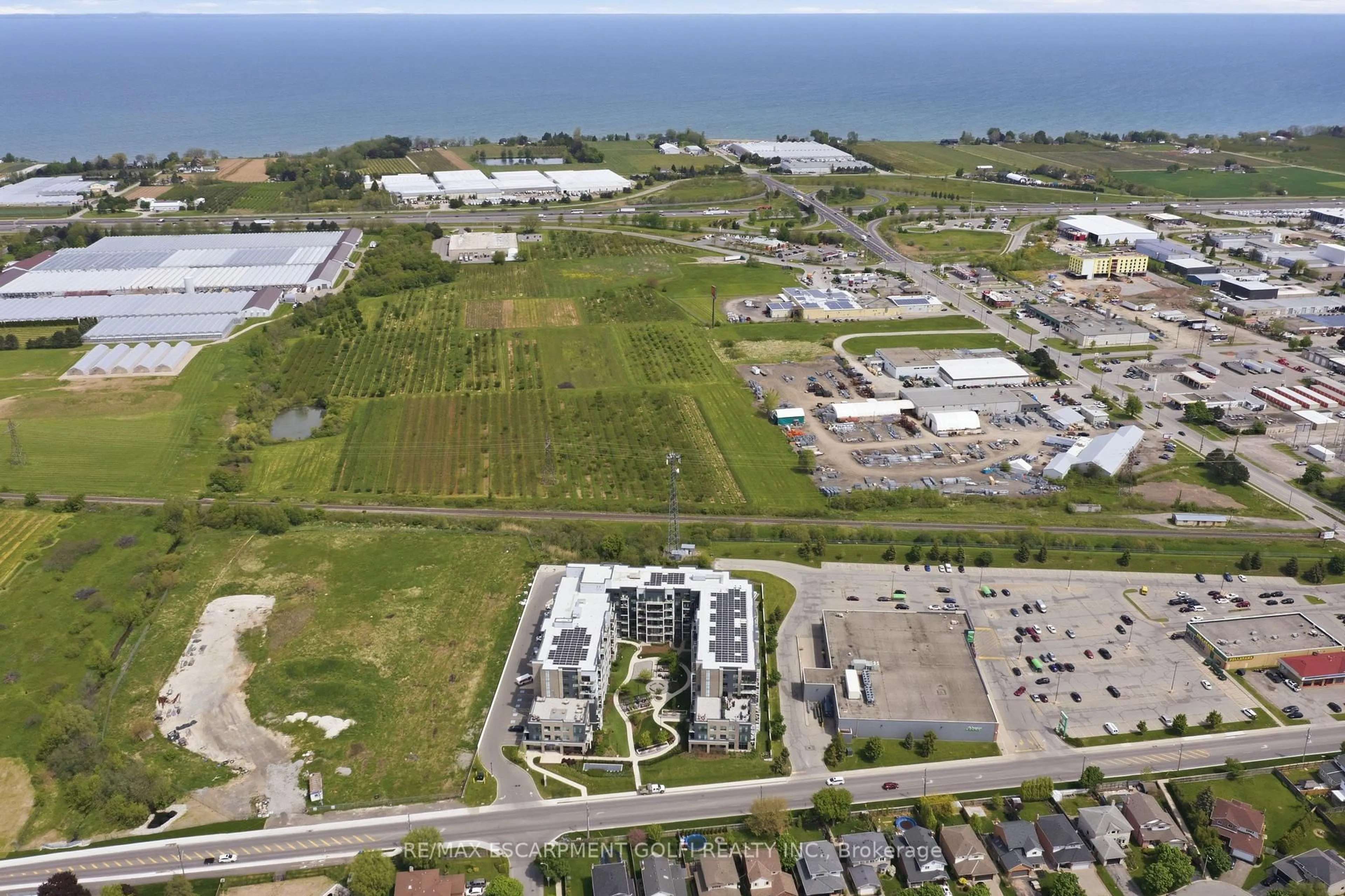 A pic from outside/outdoor area/front of a property/back of a property/a pic from drone, street for 5055 Greenlane Rd #330, Lincoln Ontario L3J 2J3