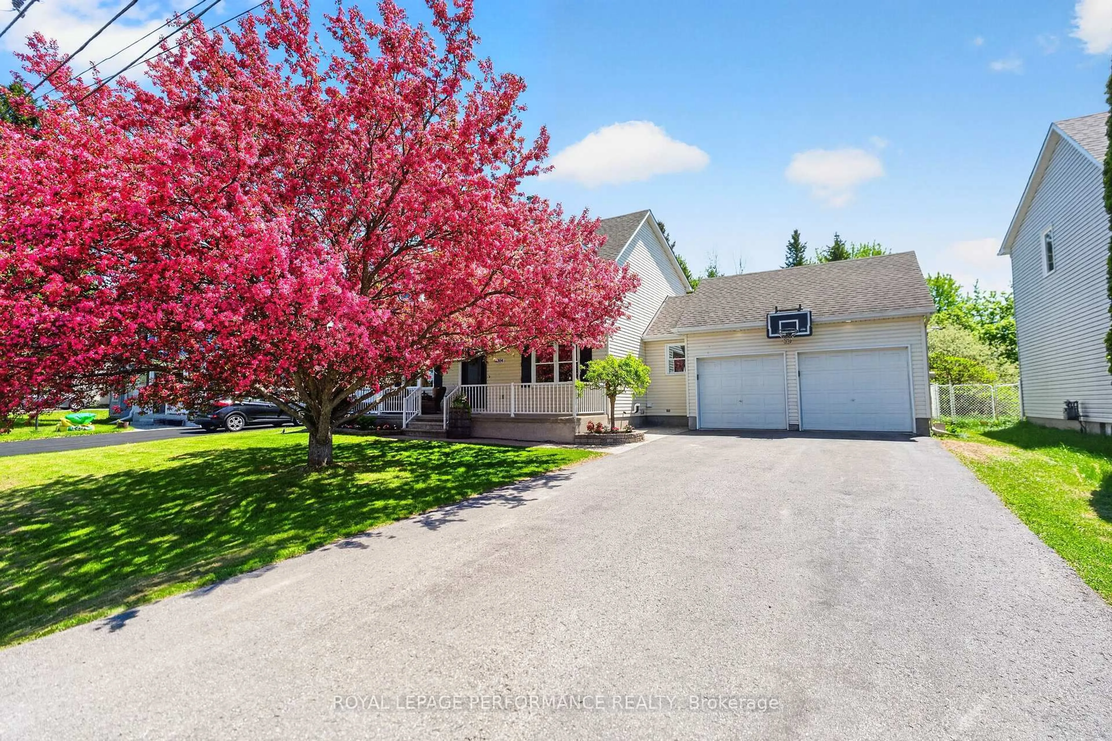 A pic from outside/outdoor area/front of a property/back of a property/a pic from drone, street for 6304 Fernbank Rd, Stittsville Ontario K2S 1X5
