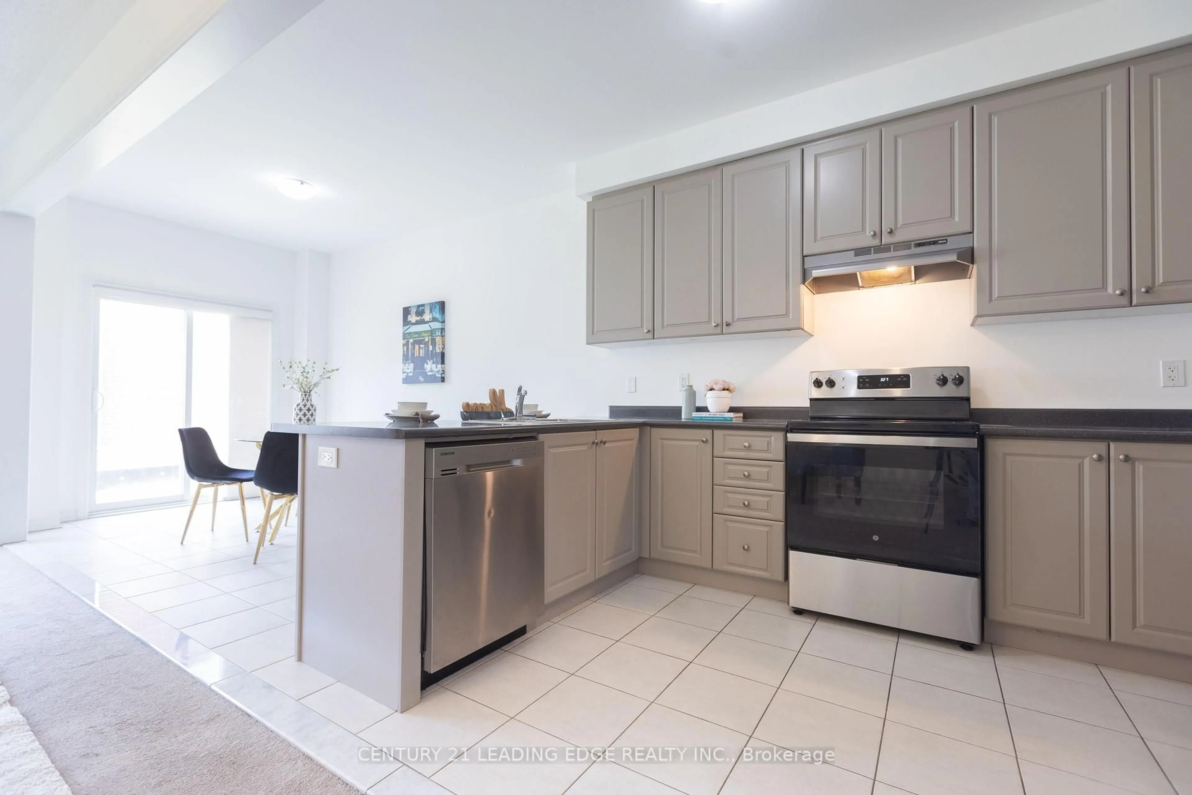 Standard kitchen, unknown for 8 Bruton St, Thorold Ontario L2V 0J6