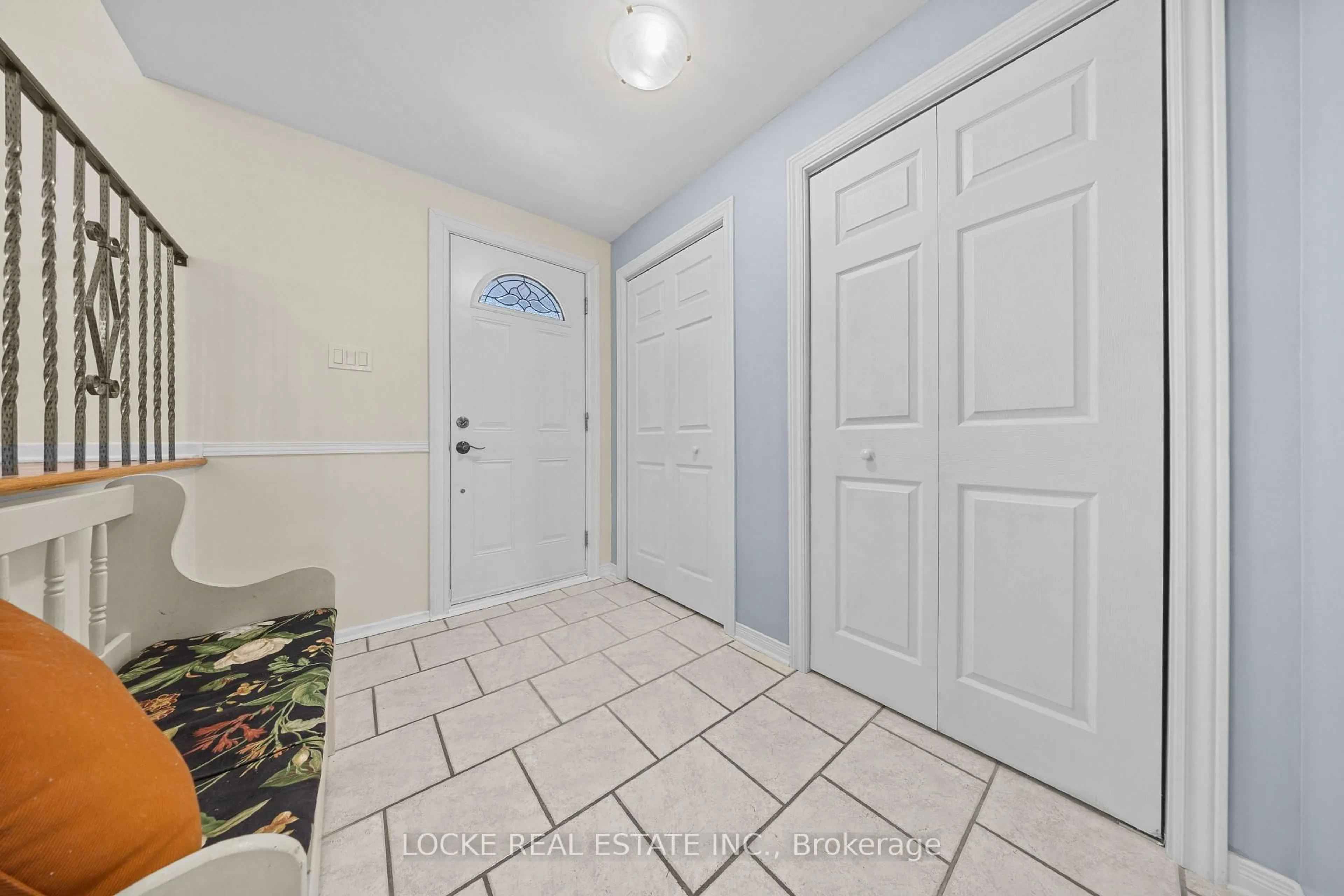 Indoor entryway for 33 Eastpark Dr, Ottawa Ontario K1B 3Z6