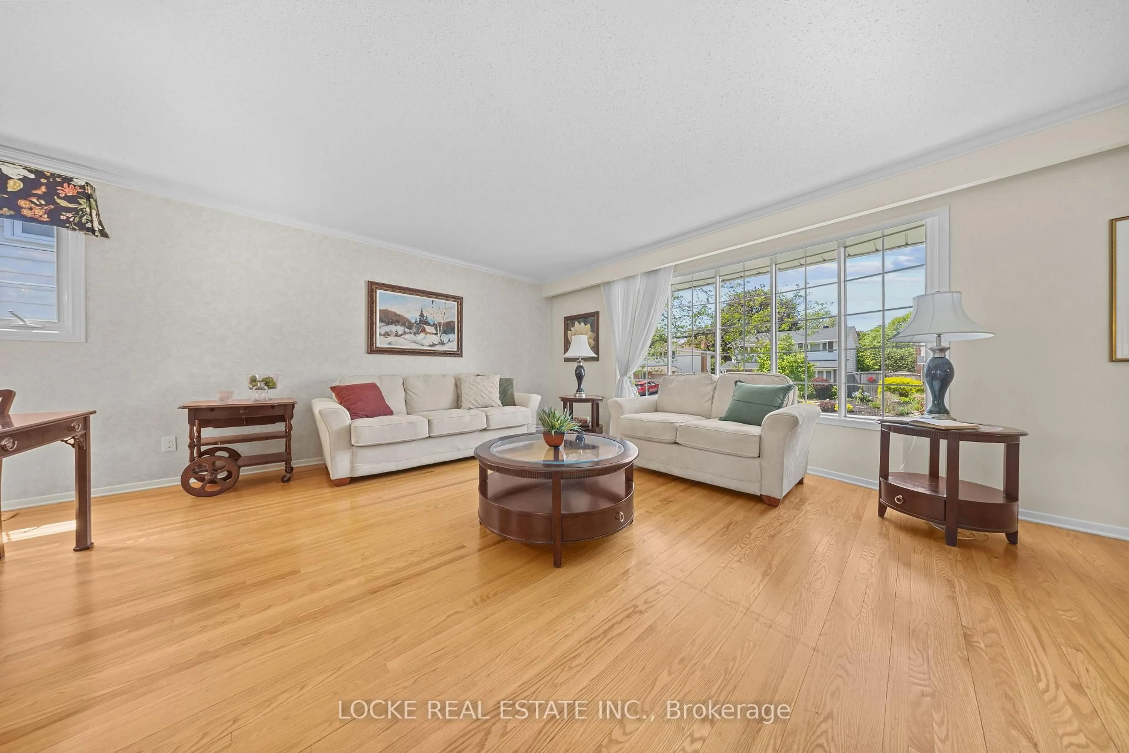Living room with furniture, unknown for 33 Eastpark Dr, Ottawa Ontario K1B 3Z6