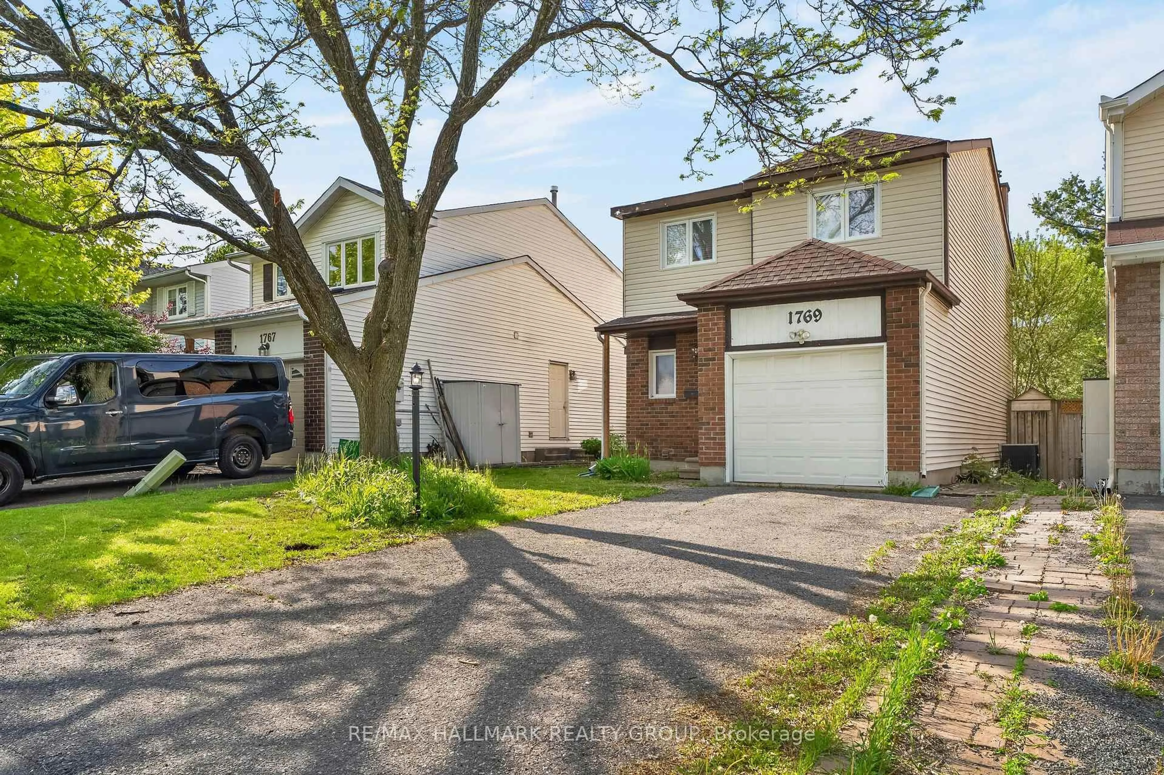 A pic from outside/outdoor area/front of a property/back of a property/a pic from drone, street for 1769 Bromont Way, Ottawa Ontario K1C 5K1