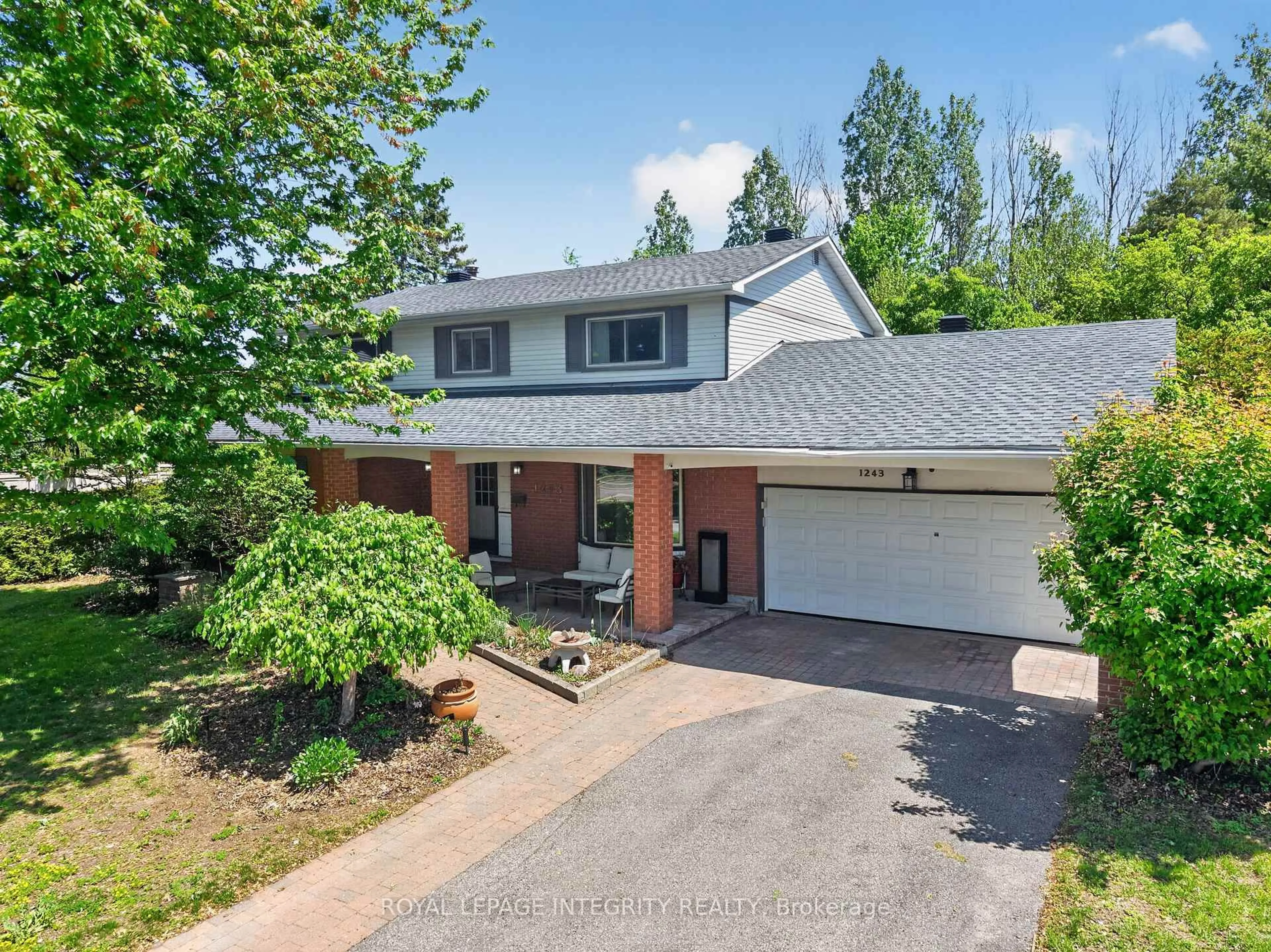 A pic from outside/outdoor area/front of a property/back of a property/a pic from drone, street for 1243 Plante Dr, Ottawa Ontario K1V 9E9