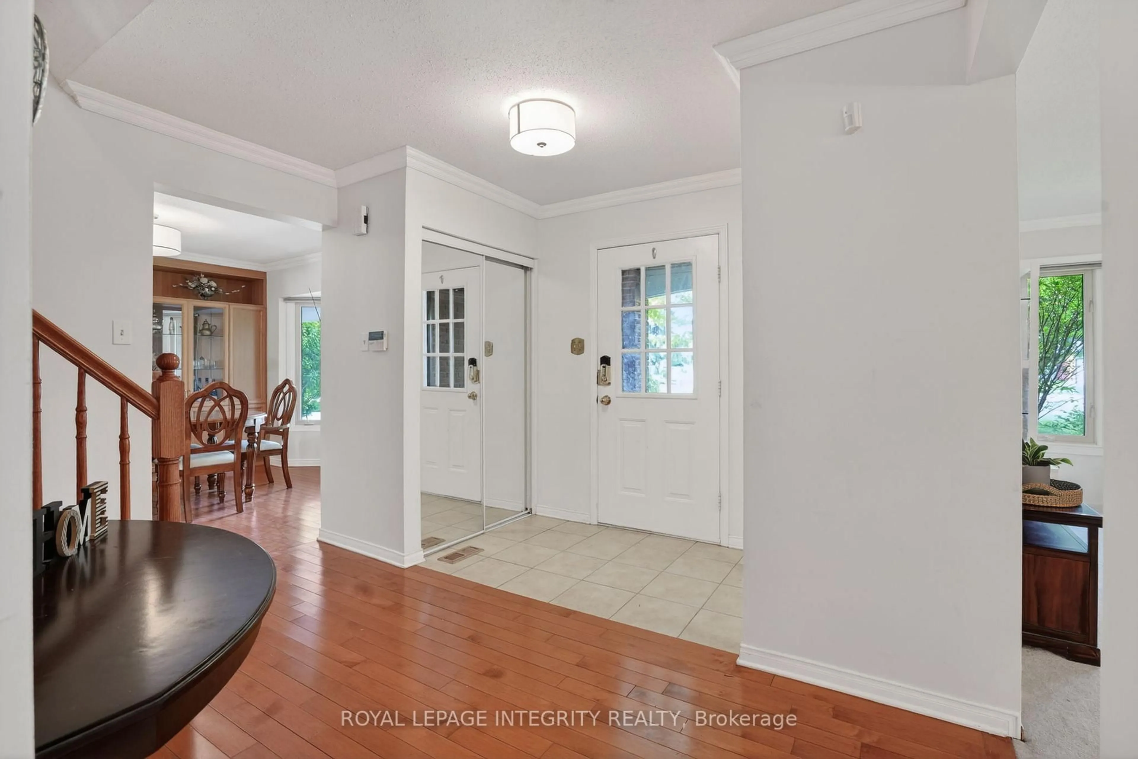 Indoor foyer for 1243 Plante Dr, Ottawa Ontario K1V 9E9