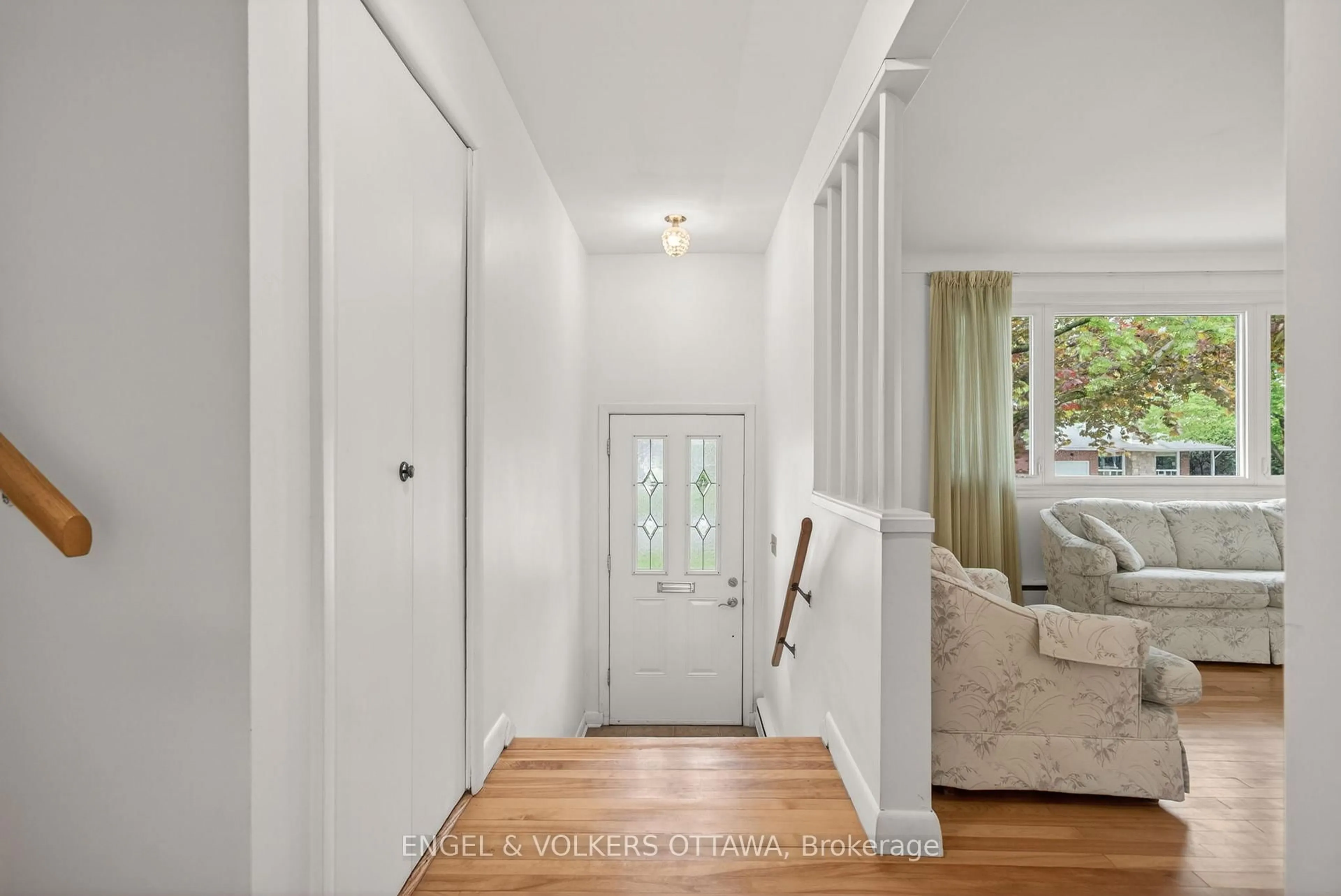 Indoor entryway for 1166 Castle Hill Cres, Ottawa Ontario K2C 2A8