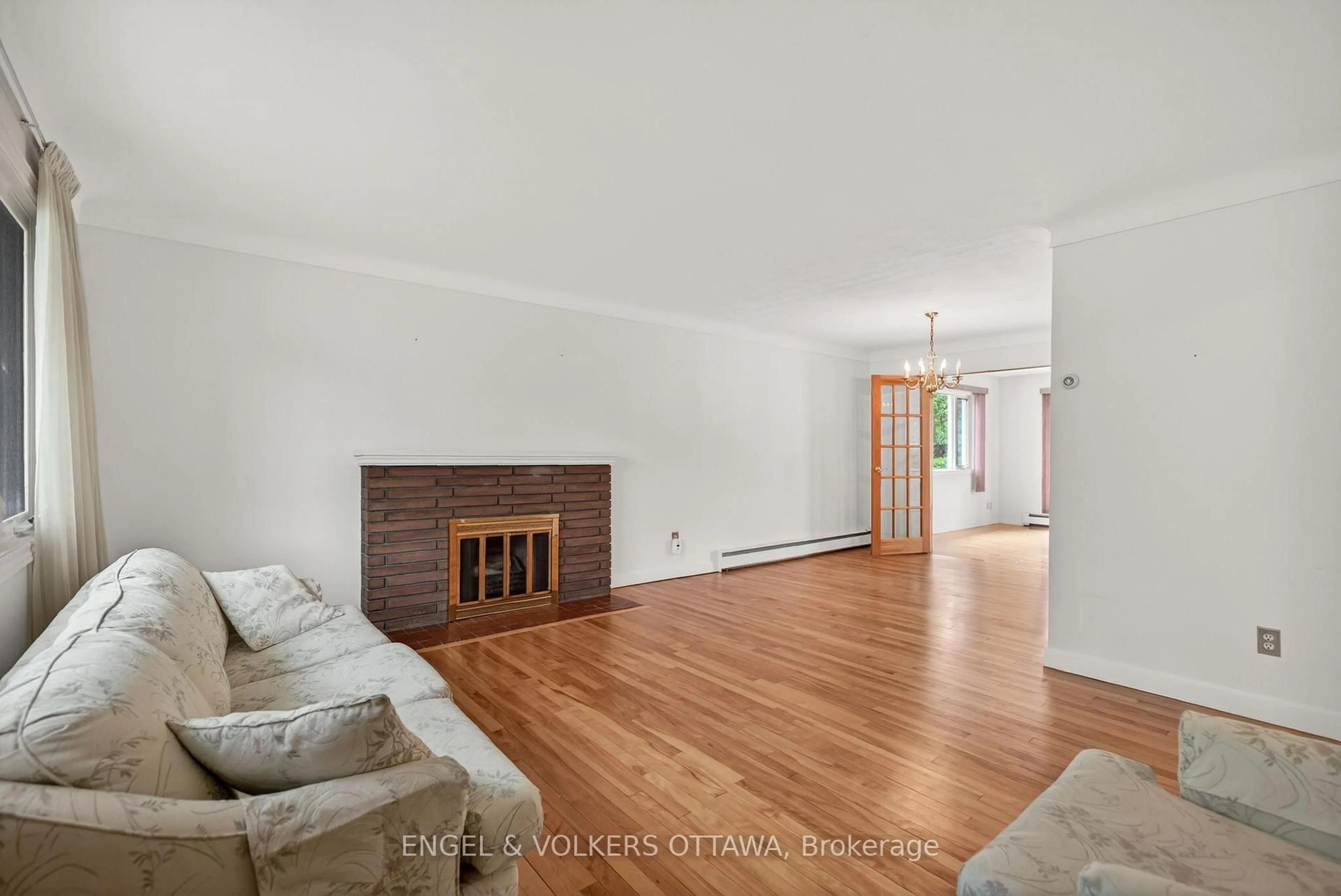 Living room with furniture, wood/laminate floor for 1166 Castle Hill Cres, Ottawa Ontario K2C 2A8