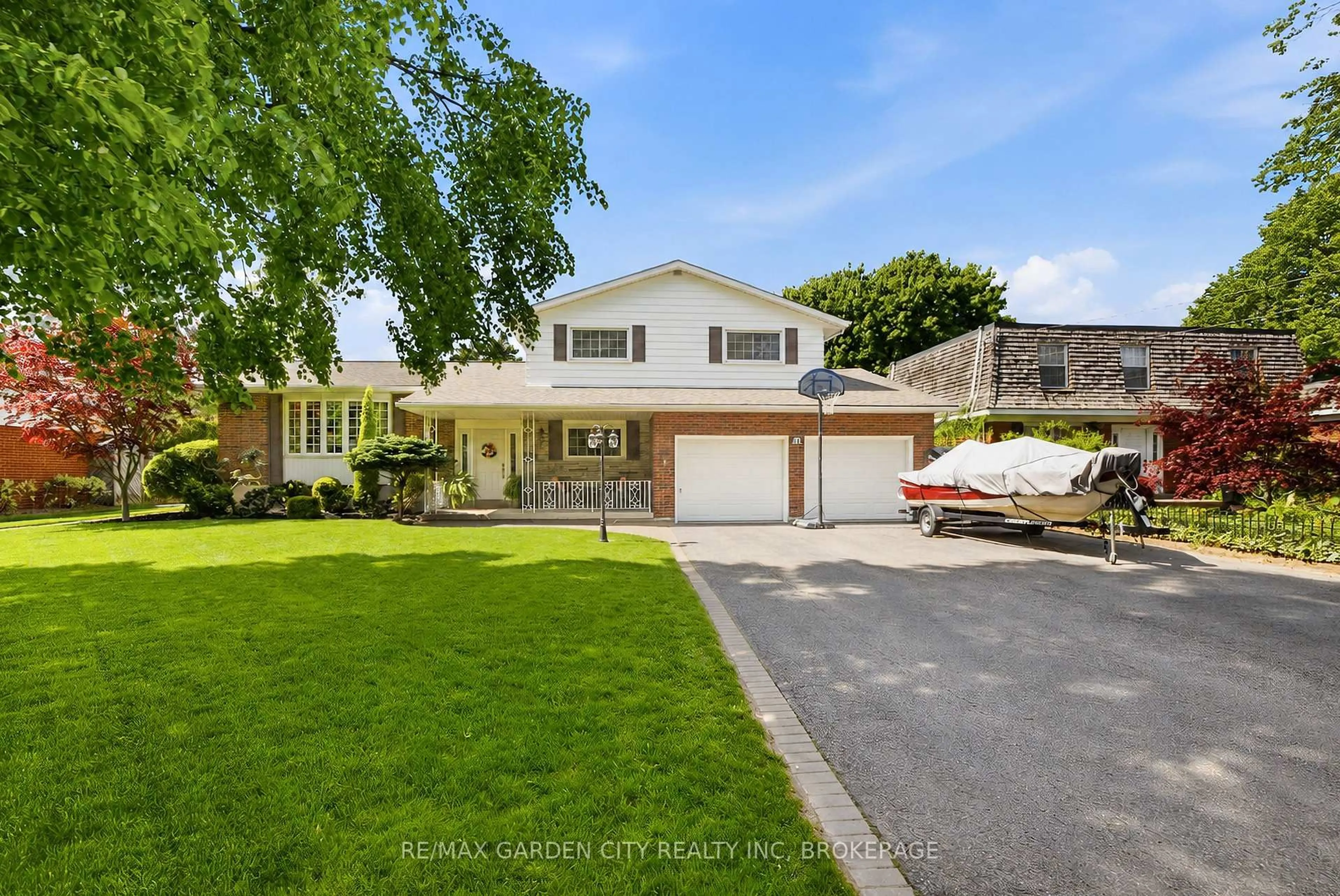 A pic from outside/outdoor area/front of a property/back of a property/a pic from drone, street for 61 ROYAL YORK Rd, St. Catharines Ontario L2N 2N7