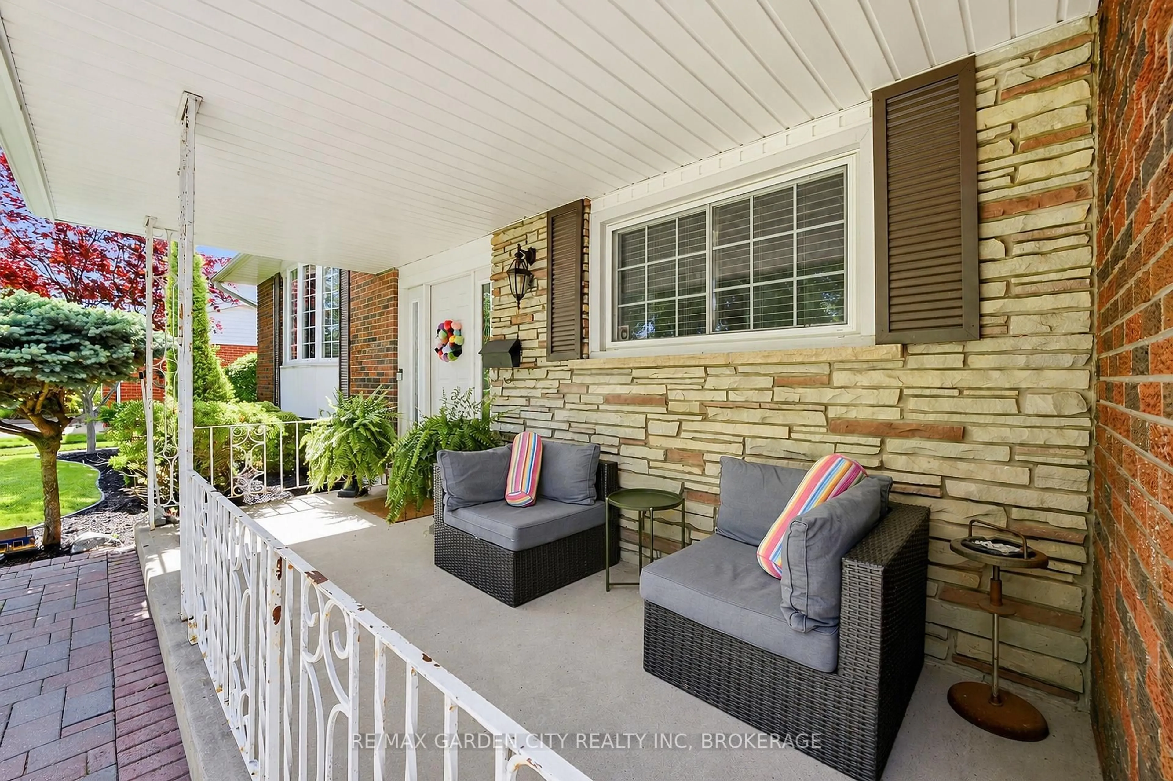 Patio, street for 61 ROYAL YORK Rd, St. Catharines Ontario L2N 2N7