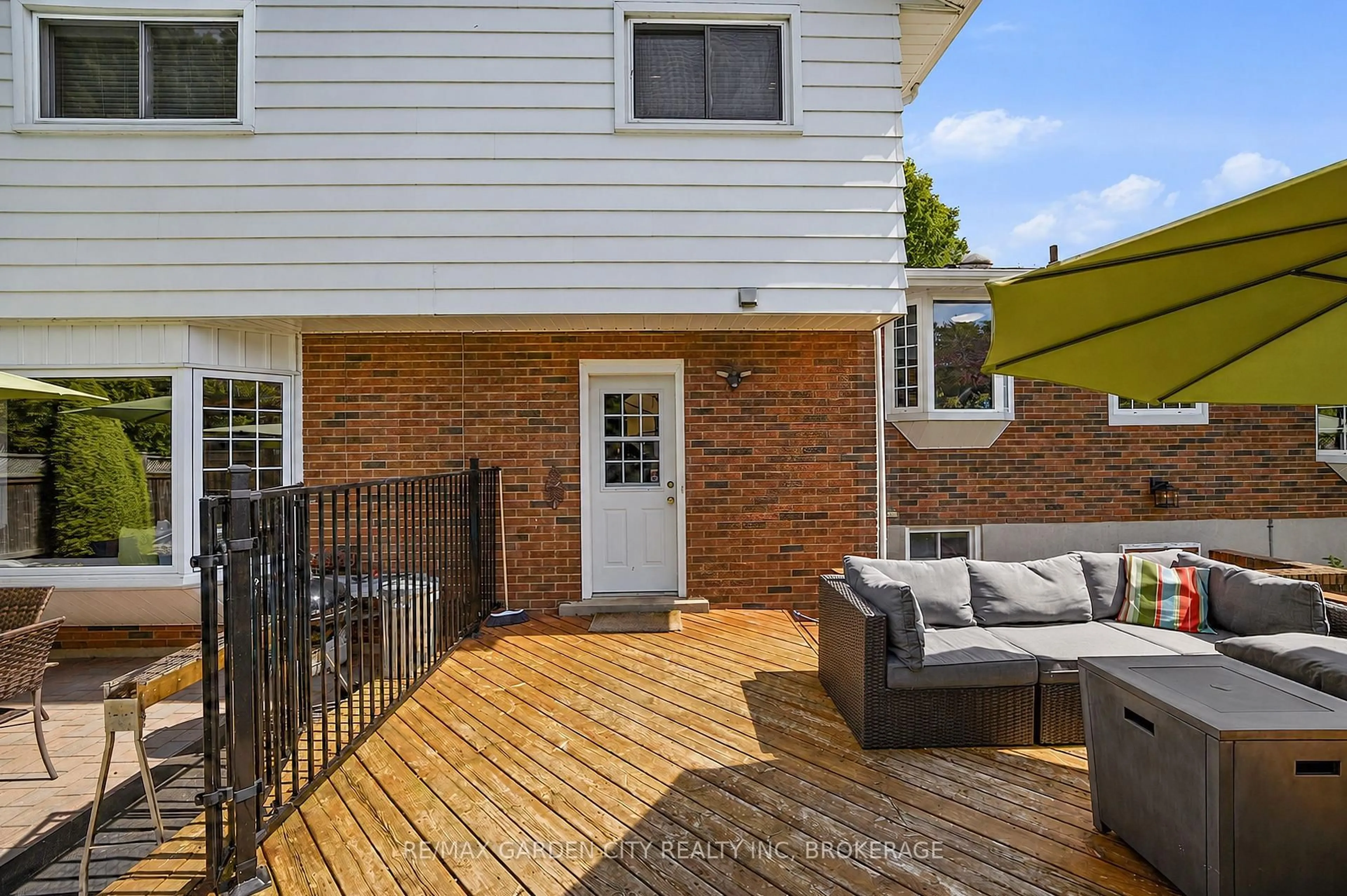 A pic from outside/outdoor area/front of a property/back of a property/a pic from drone, street for 61 ROYAL YORK Rd, St. Catharines Ontario L2N 2N7