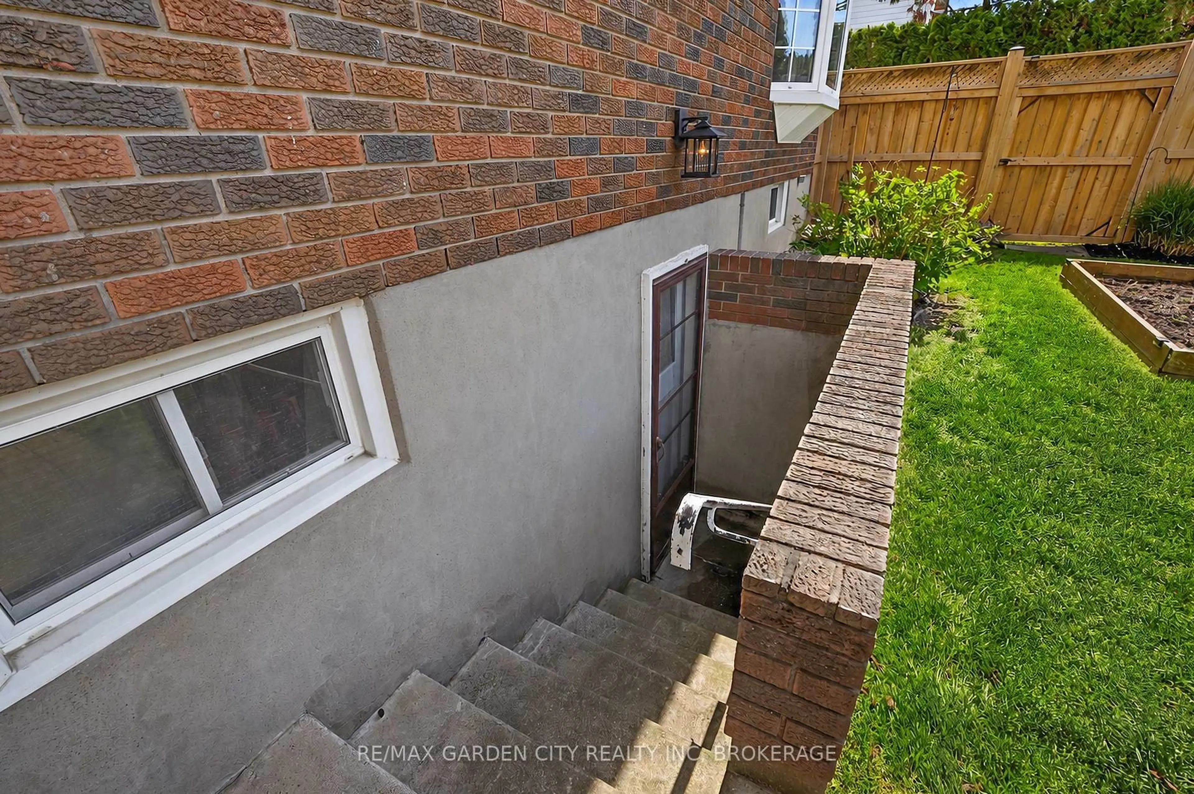 A pic from outside/outdoor area/front of a property/back of a property/a pic from drone, street for 61 ROYAL YORK Rd, St. Catharines Ontario L2N 2N7