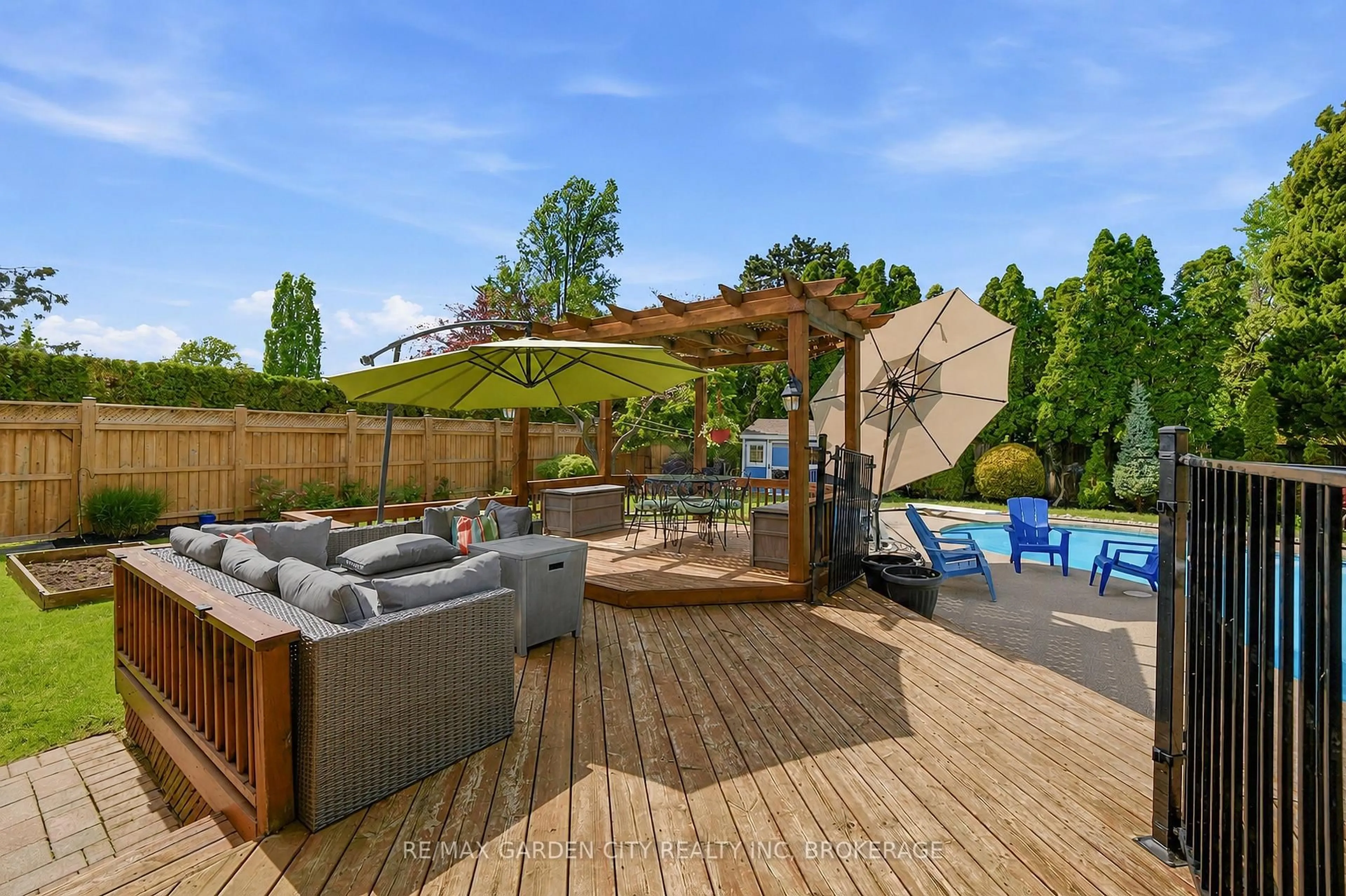 Patio, water/lake/river/ocean view for 61 ROYAL YORK Rd, St. Catharines Ontario L2N 2N7